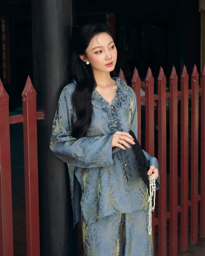 &Aacute;o b&agrave; ba lụa gấm chiếm lĩnh thị trường Tết 2026: Cuộc cạnh tranh mới của c&aacute;c local brand Việt- Ảnh 8.