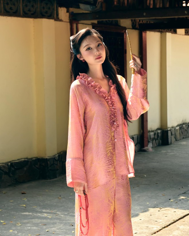 &Aacute;o b&agrave; ba lụa gấm chiếm lĩnh thị trường Tết 2026: Cuộc cạnh tranh mới của c&aacute;c local brand Việt- Ảnh 7.