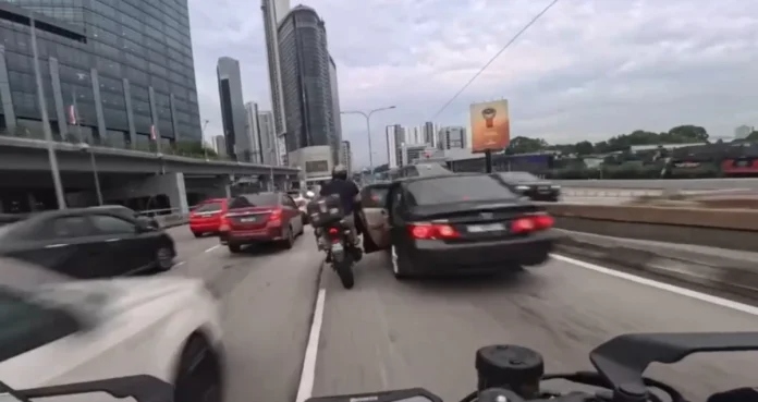 Đứa trẻ v&ocirc; t&igrave;nh mở cửa xe, g&acirc;y ra vụ tai nạn li&ecirc;n ho&agrave;n 6 xe- Ảnh 1.