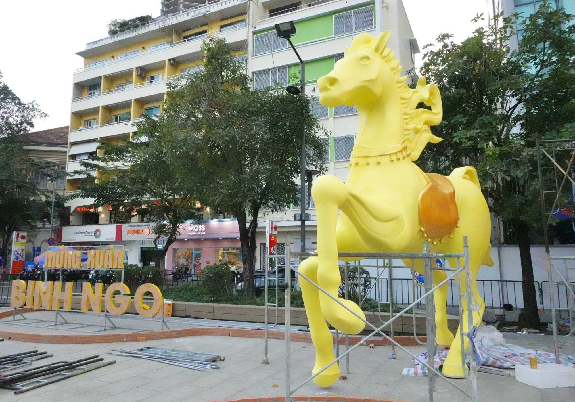 Lộ diện linh vật ngựa khổng lồ tại đường hoa Nguyễn Huệ- Ảnh 11.