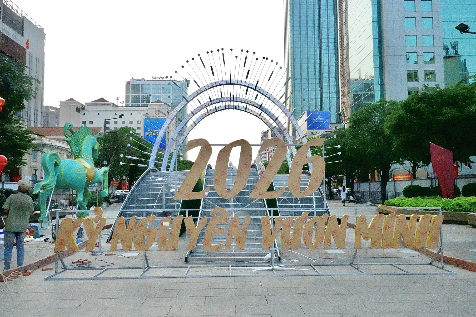 Lộ diện linh vật ngựa khổng lồ tại đường hoa Nguyễn Huệ- Ảnh 17.