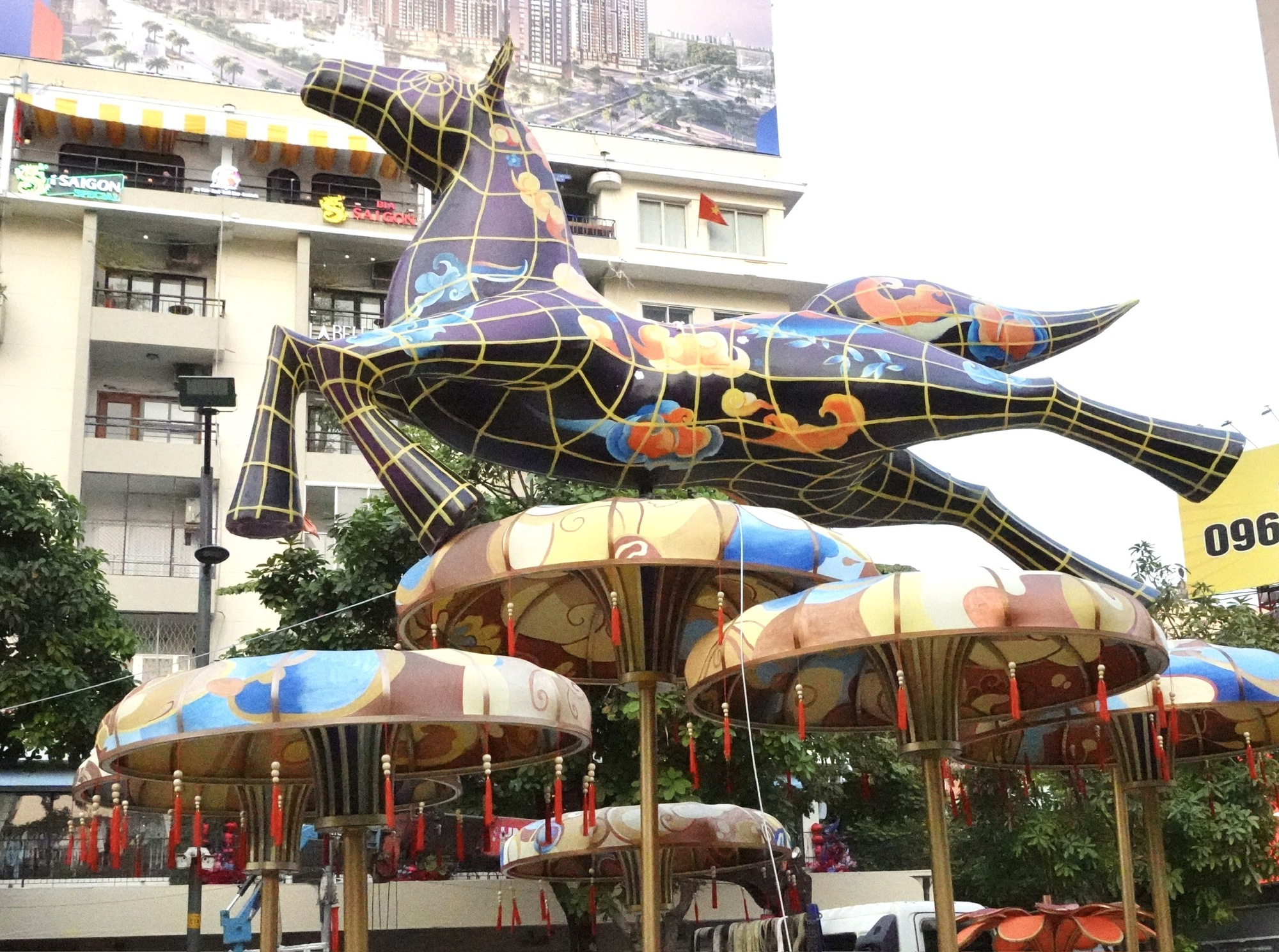 Lộ diện linh vật ngựa khổng lồ tại đường hoa Nguyễn Huệ- Ảnh 8.