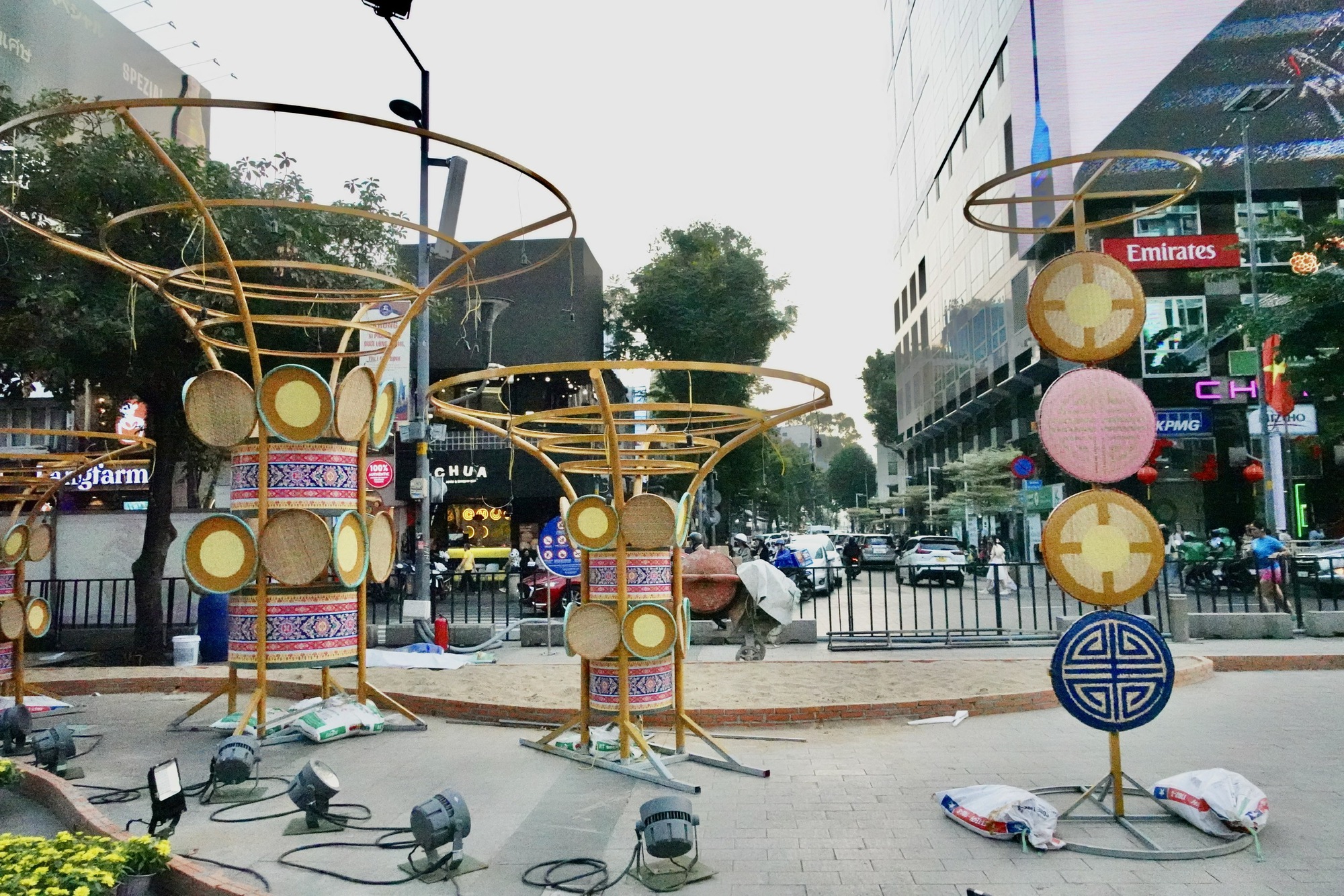 Lộ diện linh vật ngựa khổng lồ tại đường hoa Nguyễn Huệ- Ảnh 16.