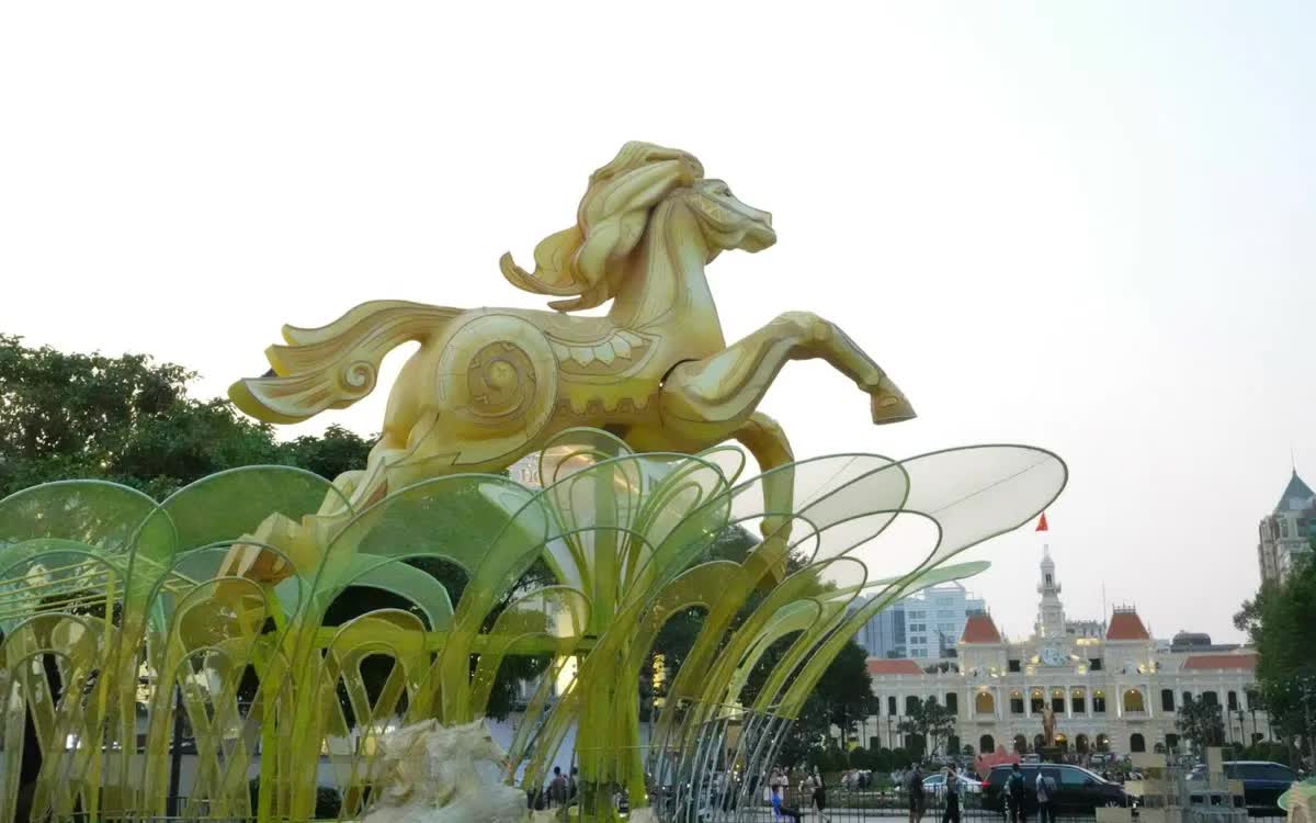 Lộ diện linh vật ngựa khổng lồ tại đường hoa Nguyễn Huệ- Ảnh 1.