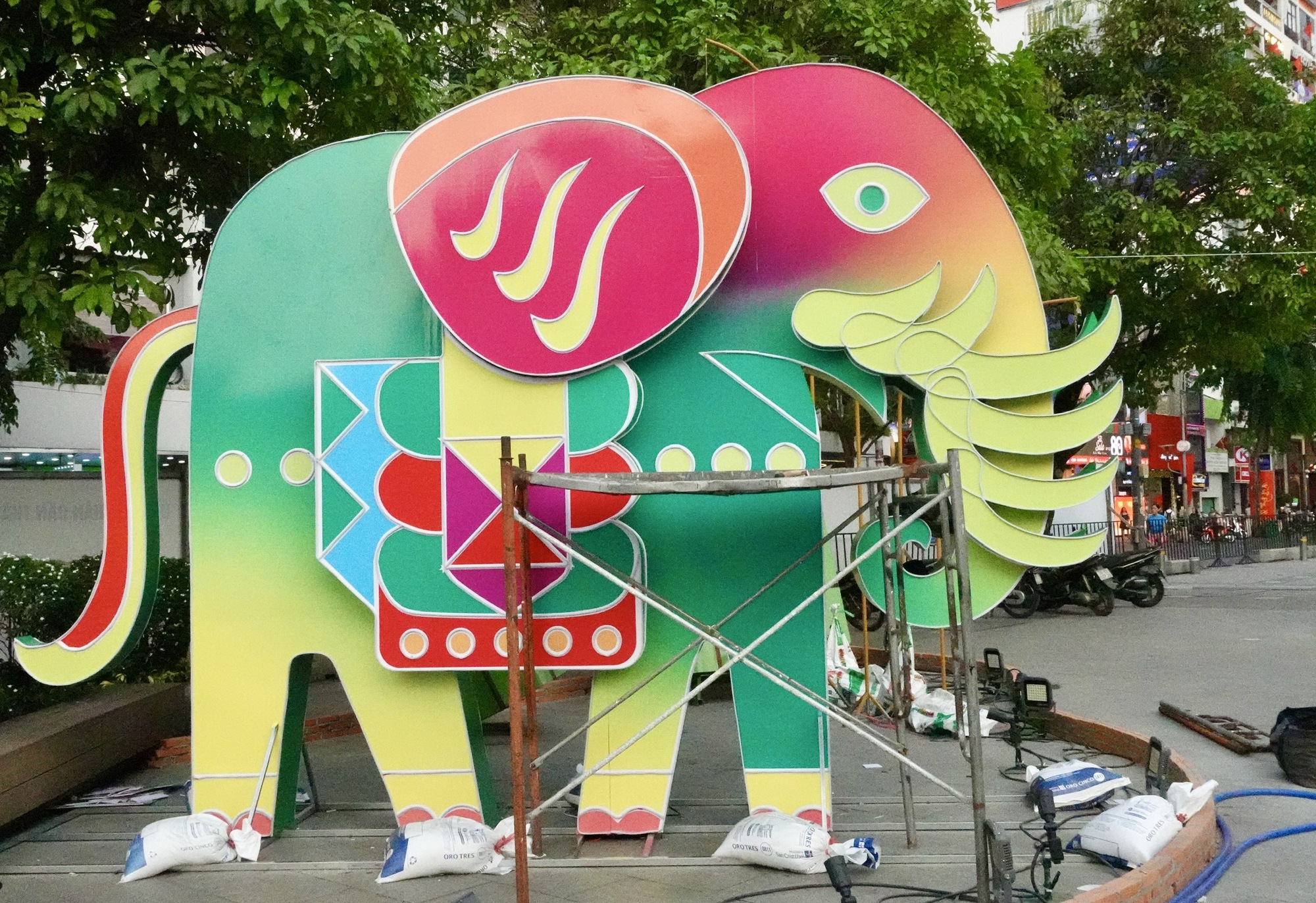 Lộ diện linh vật ngựa khổng lồ tại đường hoa Nguyễn Huệ- Ảnh 14.