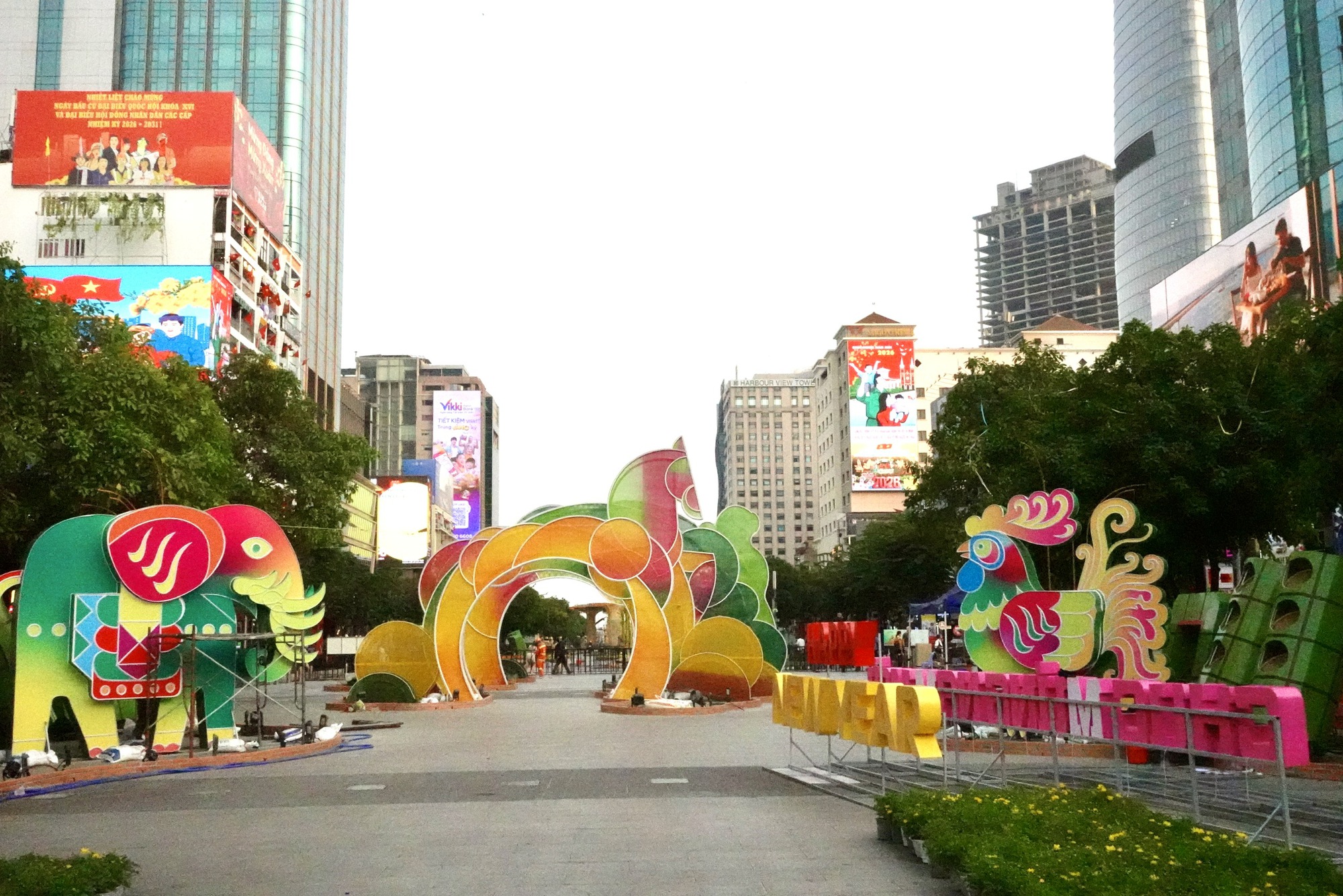 Lộ diện linh vật ngựa khổng lồ tại đường hoa Nguyễn Huệ- Ảnh 13.