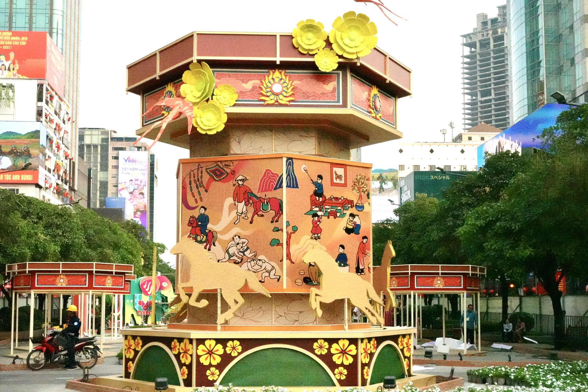 Lộ diện linh vật ngựa khổng lồ tại đường hoa Nguyễn Huệ- Ảnh 5.