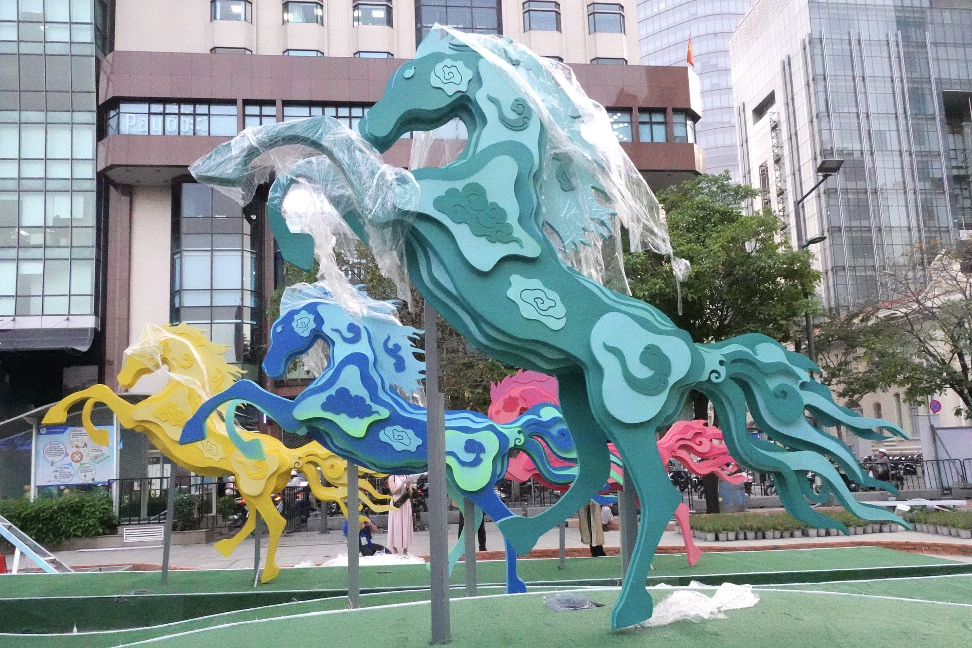 Lộ diện linh vật ngựa khổng lồ tại đường hoa Nguyễn Huệ- Ảnh 9.