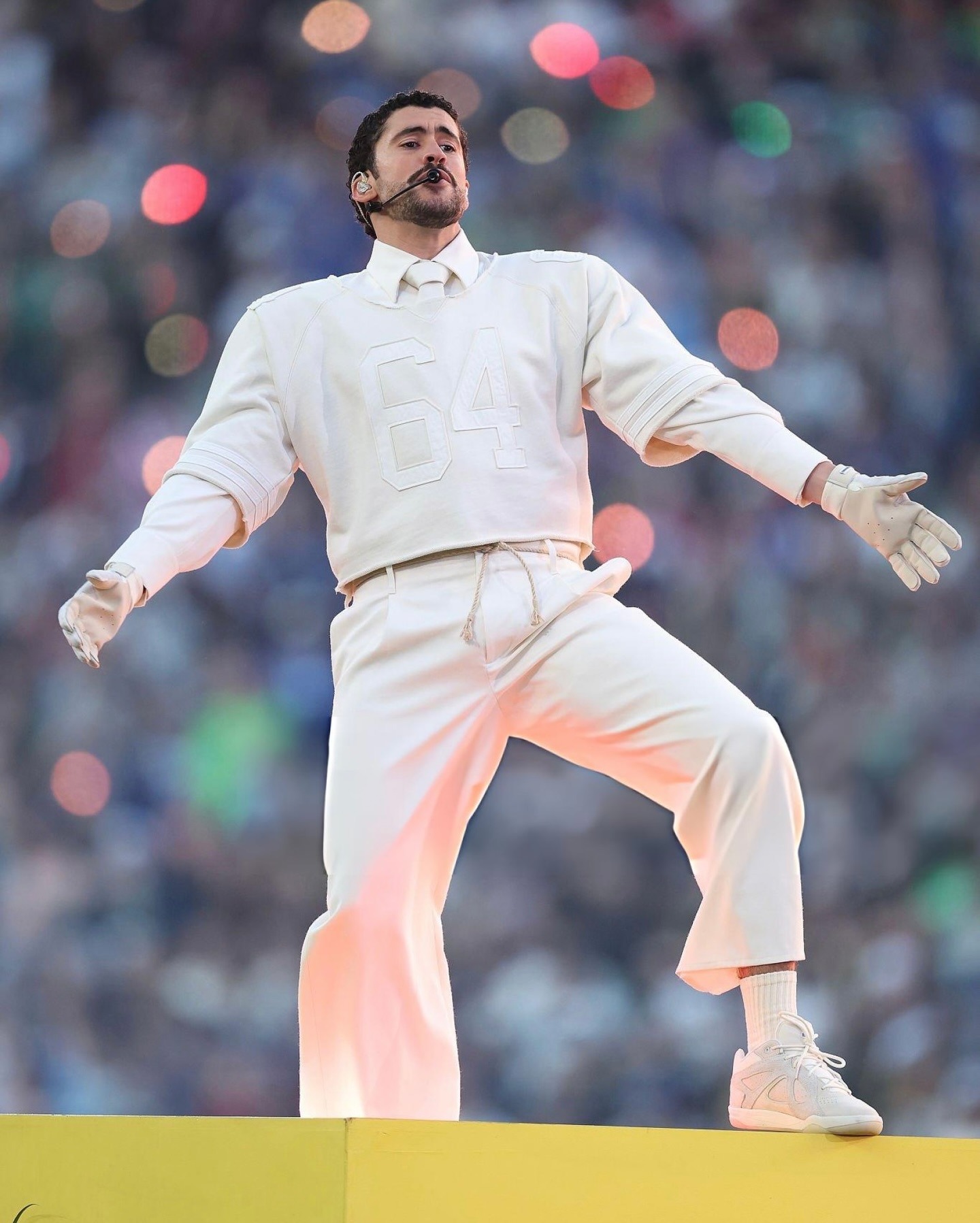 Lần đầu ti&ecirc;n Zara được mặc tr&ecirc;n s&acirc;n khấu g&acirc;y sốt Super Bowl, con số 64 tr&ecirc;n &aacute;o ca sĩ g&acirc;y t&ograve; m&ograve;- Ảnh 2.