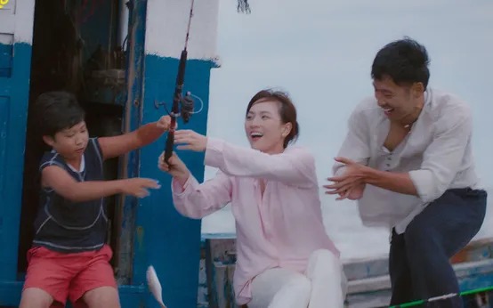 Tết xem phim Việt n&agrave;y đảm bảo cười mỏi miệng cả năm, nh&igrave;n cặp đ&ocirc;i đẹp nhất Vbiz y&ecirc;u nhau m&agrave; cả nước tung hoa ăn mừng- Ảnh 2.