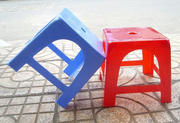 90% người ngồi ghế nhựa kh&ocirc;ng biết c&ocirc;ng dụng của lỗ tr&ograve;n n&agrave;y để tận dụng- Ảnh 1.