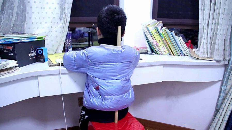 90% người ngồi ghế nhựa kh&ocirc;ng biết c&ocirc;ng dụng của lỗ tr&ograve;n n&agrave;y để tận dụng- Ảnh 2.