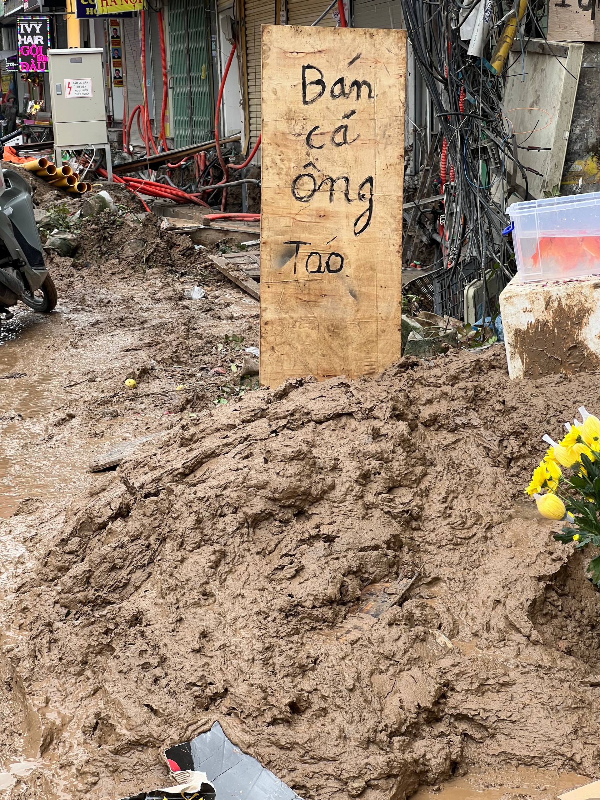 Loạt cửa h&agrave;ng mặt đường Nguyễn Tu&acirc;n chật vật trước Tết: Bắc thang mới c&oacute; thể đi v&agrave;o!- Ảnh 13.