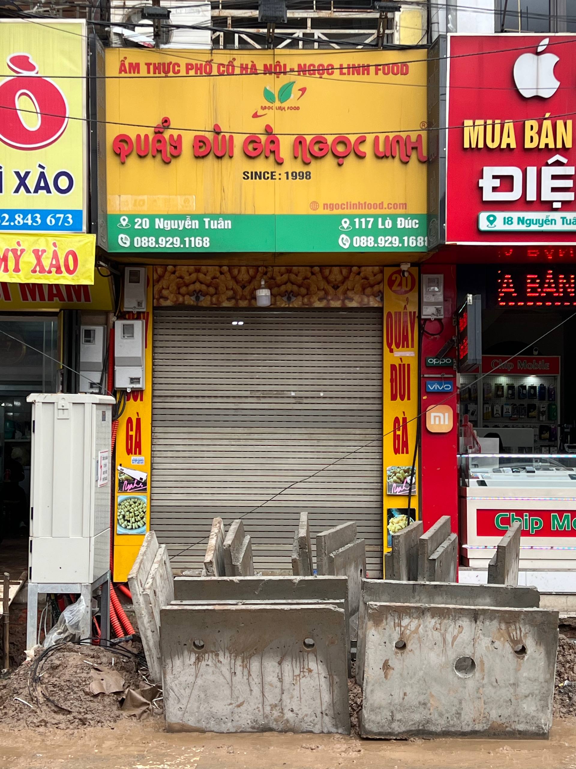 Loạt cửa h&agrave;ng mặt đường Nguyễn Tu&acirc;n chật vật trước Tết: Bắc thang mới c&oacute; thể đi v&agrave;o!- Ảnh 12.