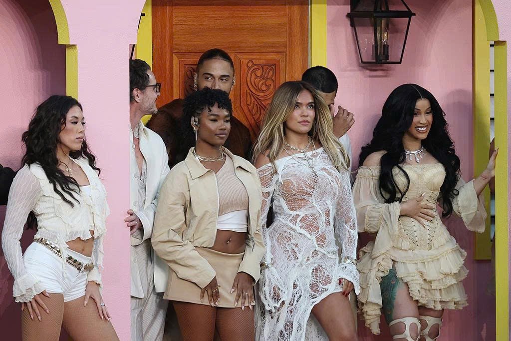 S&acirc;n khấu Super Bowl bị Tổng thống Trump ch&ecirc; &ldquo;tệ nhất lịch sử&rdquo;: Cả n&uacute;i tiền d&agrave;n dựng, khiến cả triệu người tự h&agrave;o- Ảnh 8.