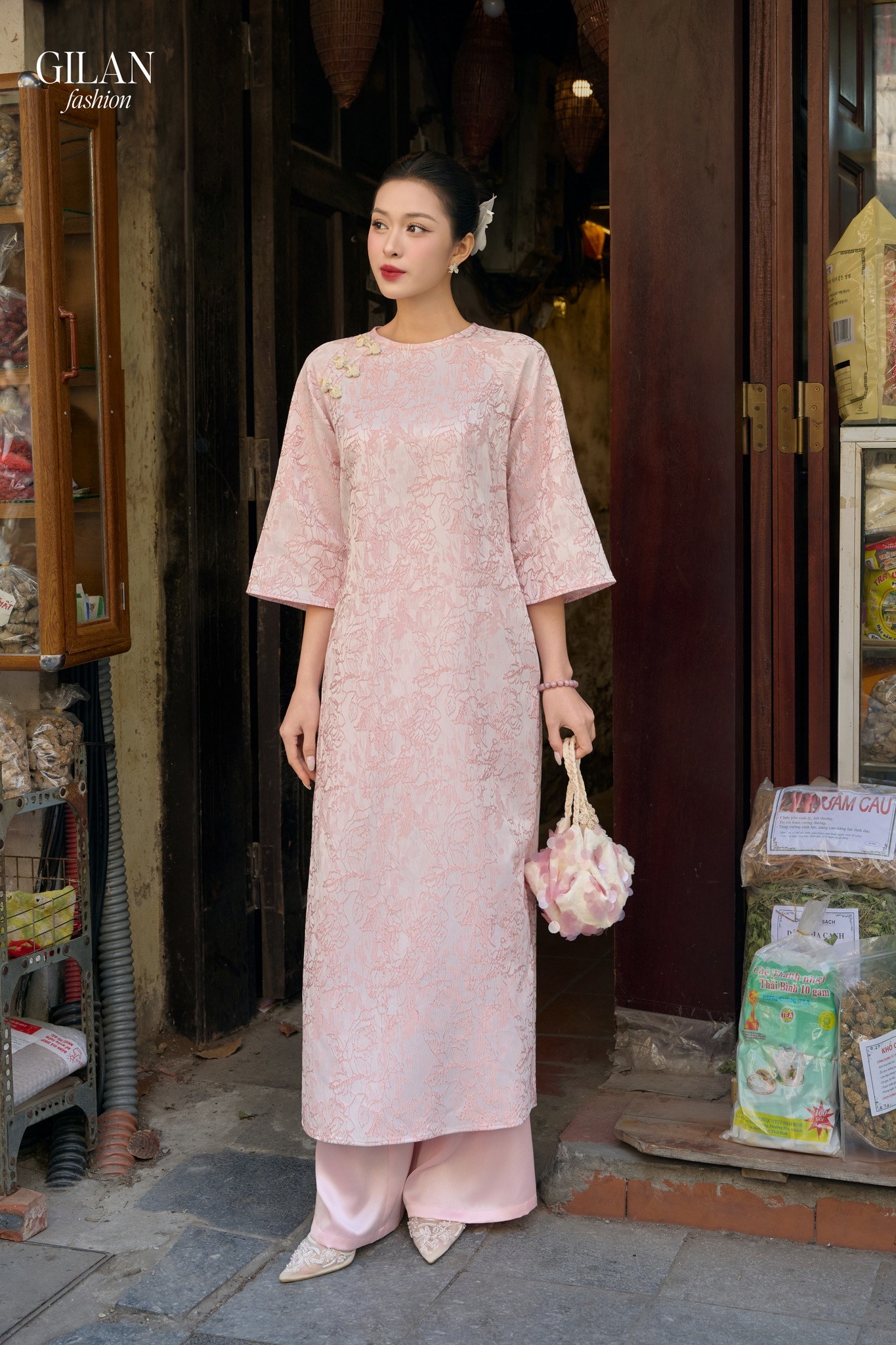 N&agrave;ng mệnh Thổ chọn &aacute;o d&agrave;i Tết đẹp như Huyền Lizzie: Vừa t&ocirc;n d&aacute;ng, nịnh da, vừa h&uacute;t t&agrave;i lộc đầu năm mới- Ảnh 5.