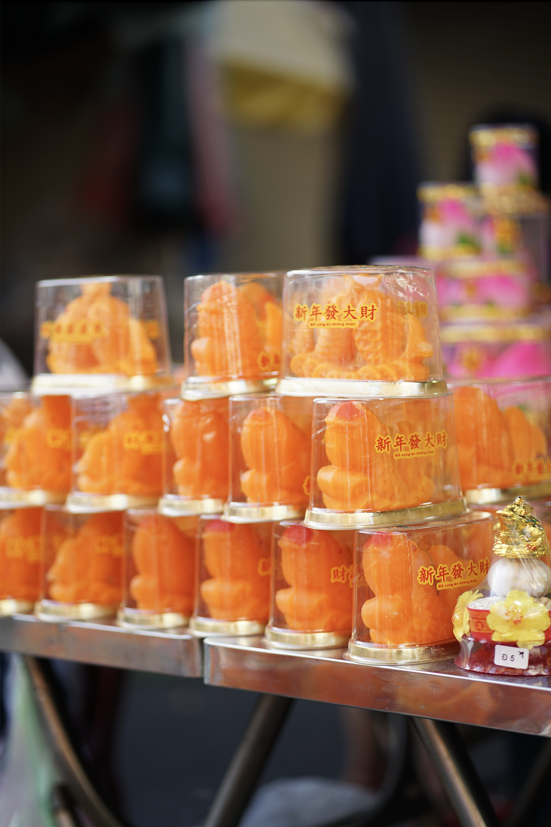 Cảnh tượng lạ l&ugrave;ng ng&agrave;y &ocirc;ng T&aacute;o: B&aacute;nh tr&aacute;i đẹp như v&agrave;ng nhưng người d&acirc;n chỉ d&aacute;m &ldquo;mua một nửa&rdquo; tại chợ người Hoa- Ảnh 4.