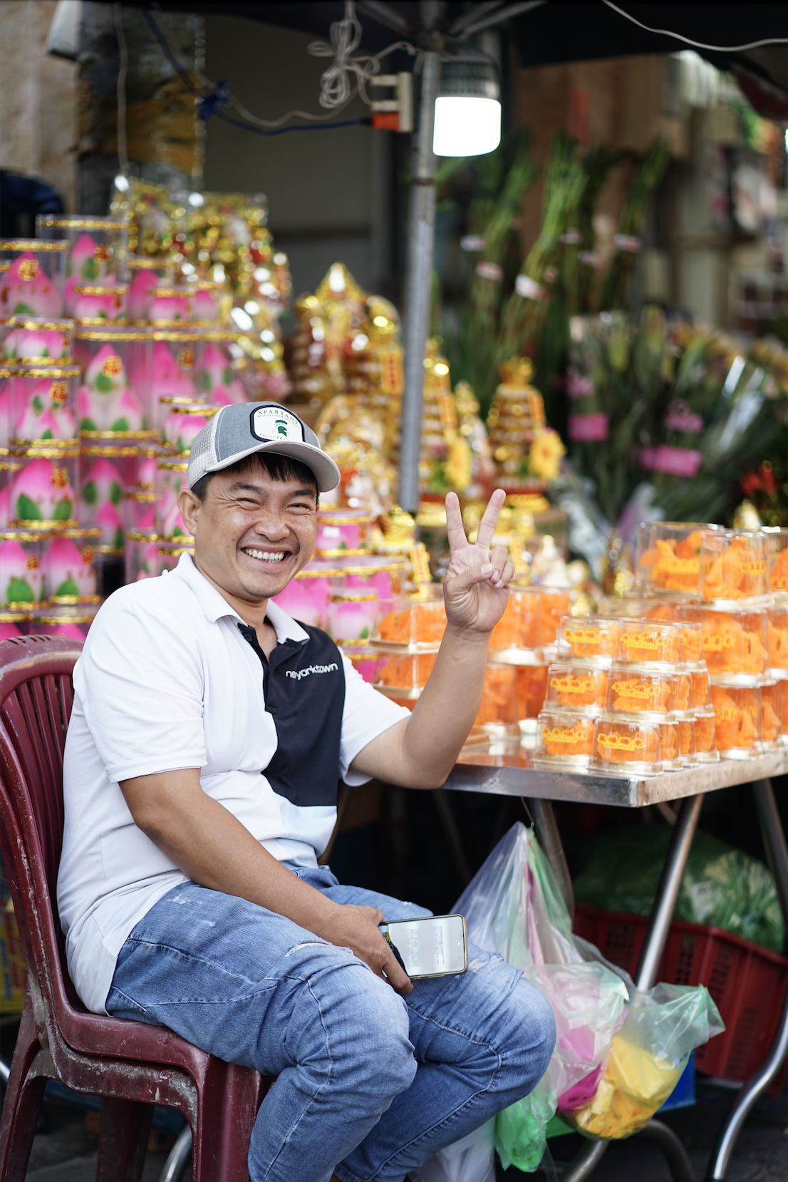 Cảnh tượng lạ l&ugrave;ng ng&agrave;y &ocirc;ng T&aacute;o: B&aacute;nh tr&aacute;i đẹp như v&agrave;ng nhưng người d&acirc;n chỉ d&aacute;m &ldquo;mua một nửa&rdquo; tại chợ người Hoa- Ảnh 13.