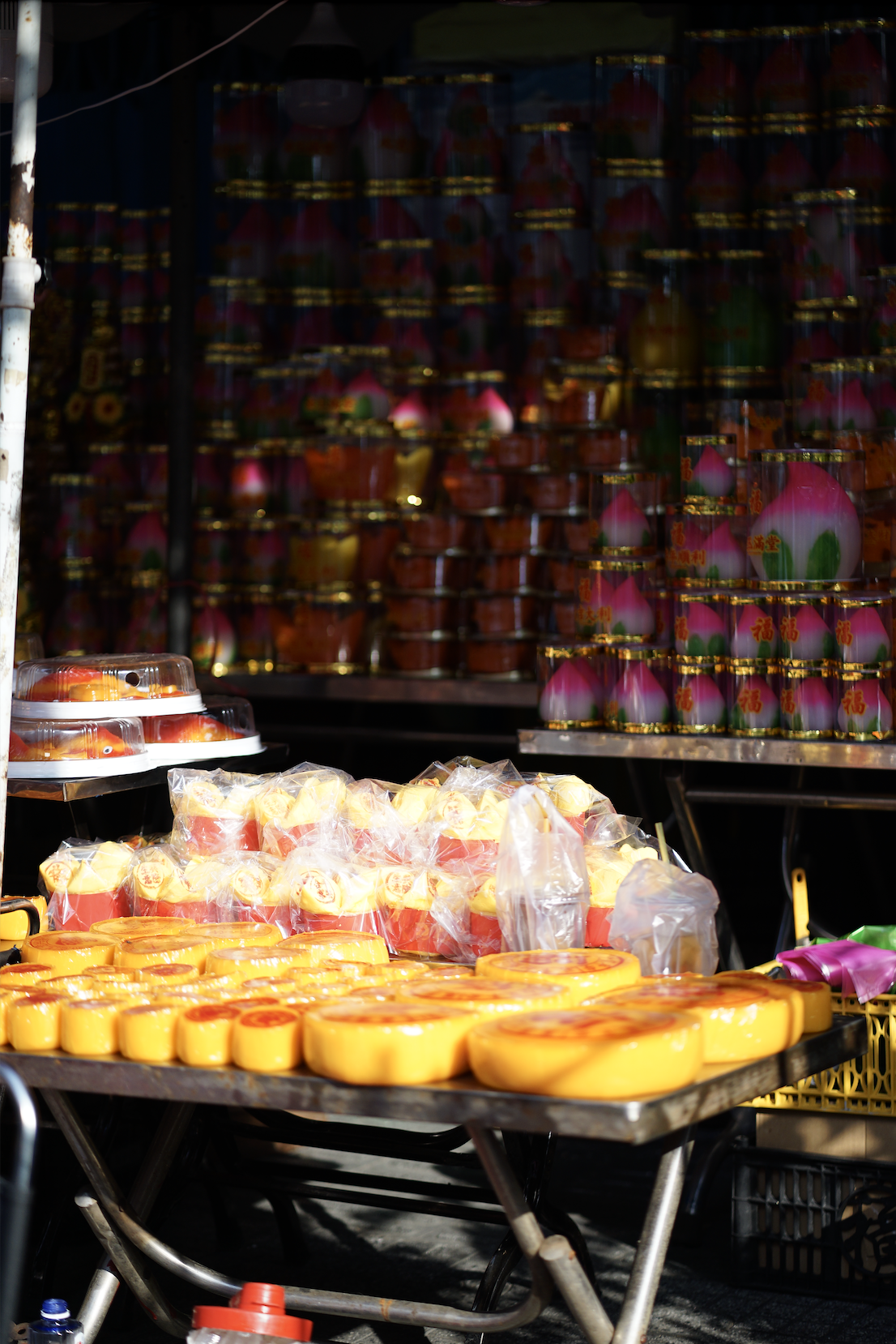 Cảnh tượng lạ l&ugrave;ng ng&agrave;y &ocirc;ng T&aacute;o: B&aacute;nh tr&aacute;i đẹp như v&agrave;ng nhưng người d&acirc;n chỉ d&aacute;m &ldquo;mua một nửa&rdquo; tại chợ người Hoa- Ảnh 6.