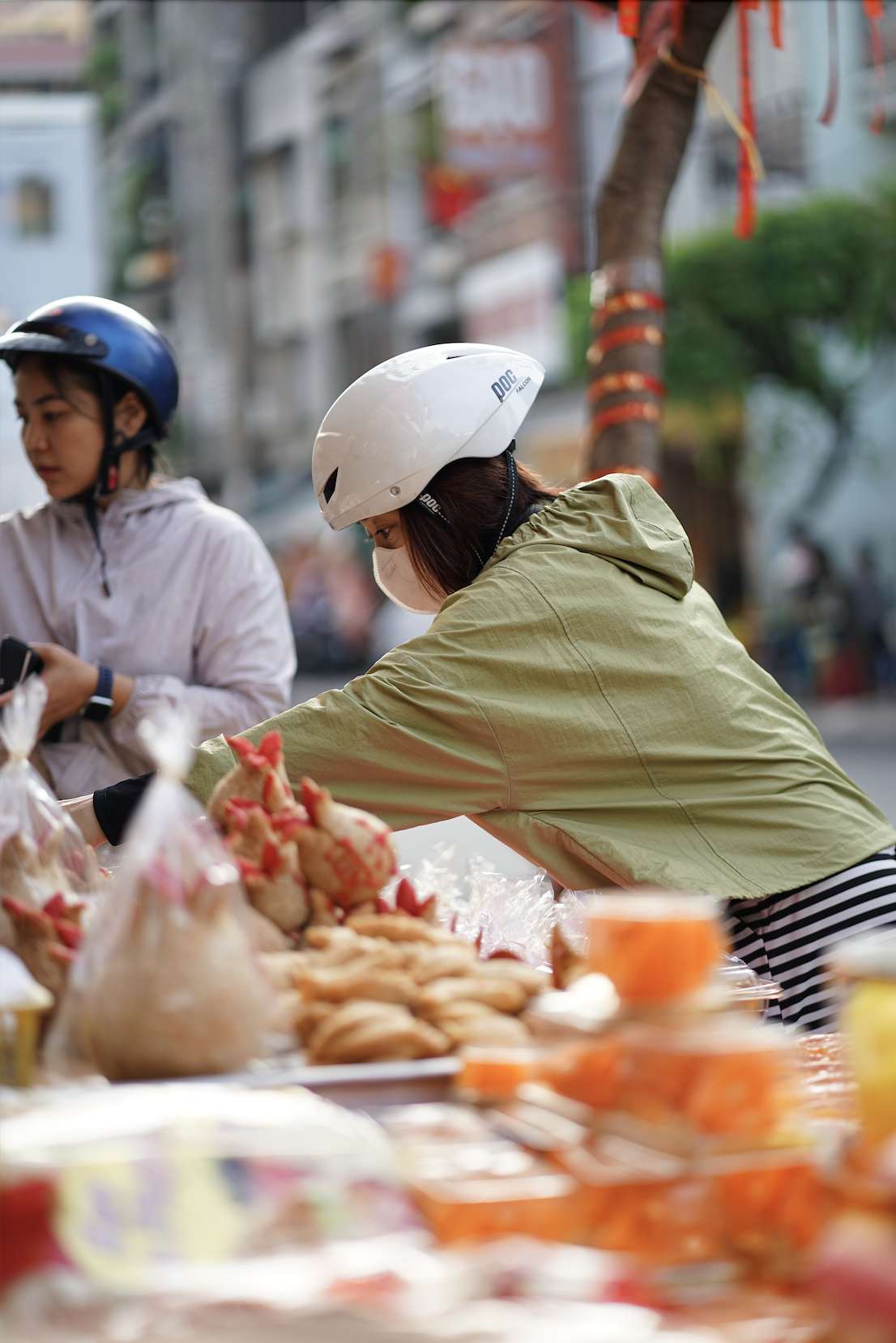 Cảnh tượng lạ l&ugrave;ng ng&agrave;y &ocirc;ng T&aacute;o: B&aacute;nh tr&aacute;i đẹp như v&agrave;ng nhưng người d&acirc;n chỉ d&aacute;m &ldquo;mua một nửa&rdquo; tại chợ người Hoa- Ảnh 1.