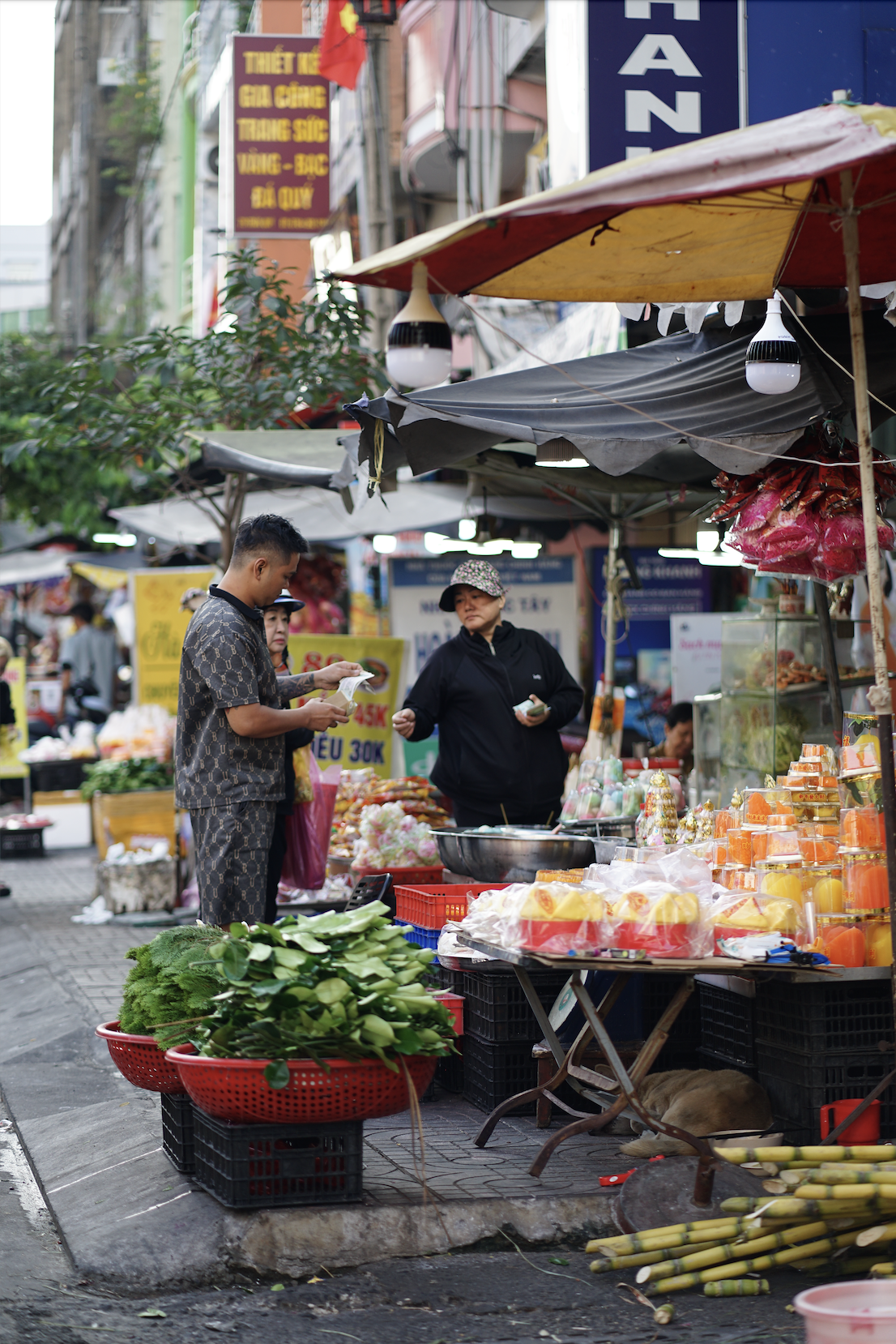 Cảnh tượng lạ l&ugrave;ng ng&agrave;y &ocirc;ng T&aacute;o: B&aacute;nh tr&aacute;i đẹp như v&agrave;ng nhưng người d&acirc;n chỉ d&aacute;m &ldquo;mua một nửa&rdquo; tại chợ người Hoa- Ảnh 12.