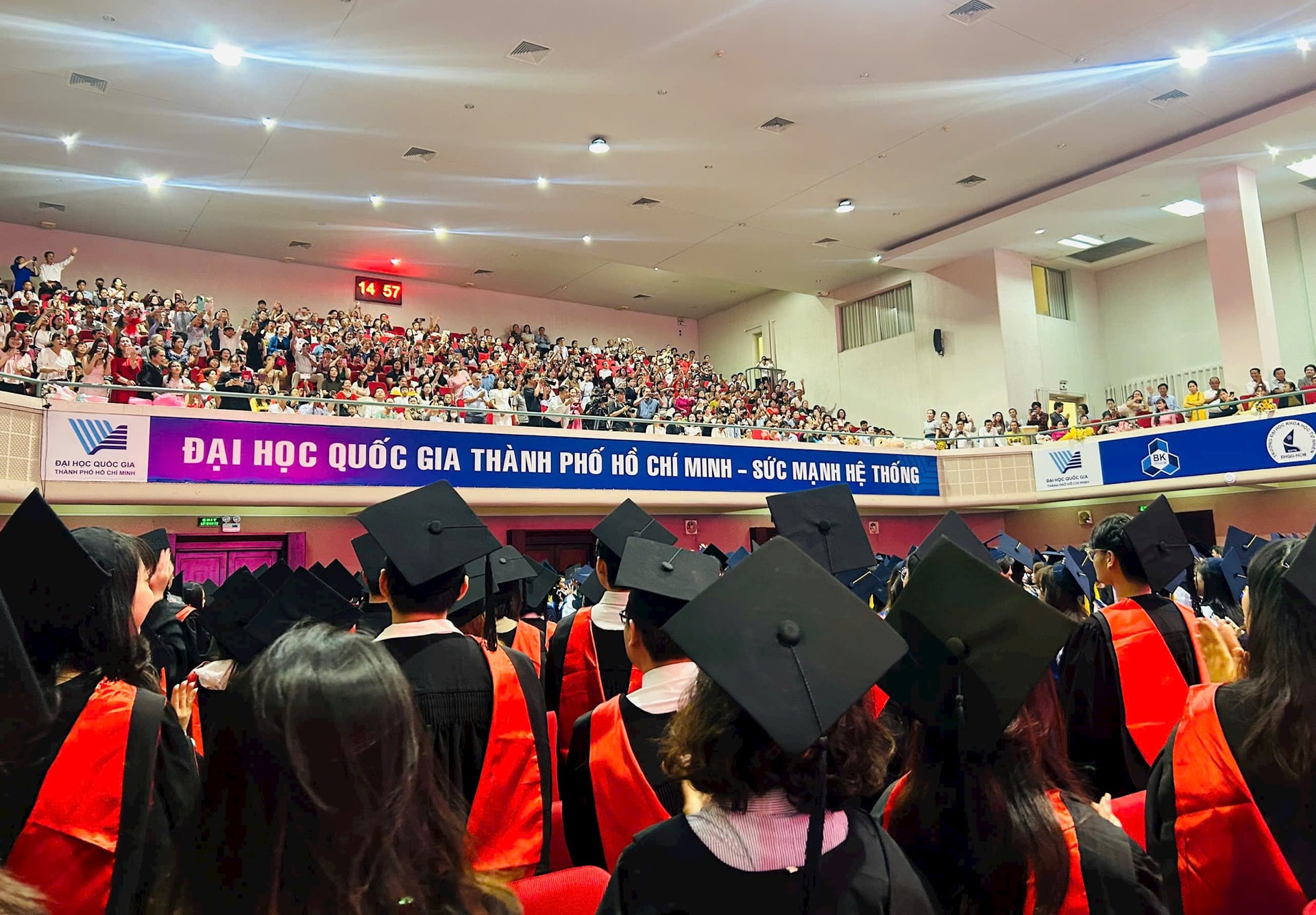 Một b&agrave;i đăng tr&ecirc;n Threads đang hot: "Rời giảng đường, c&aacute;c bạn 2k4 c&oacute; ổn kh&ocirc;ng?"- Ảnh 1.