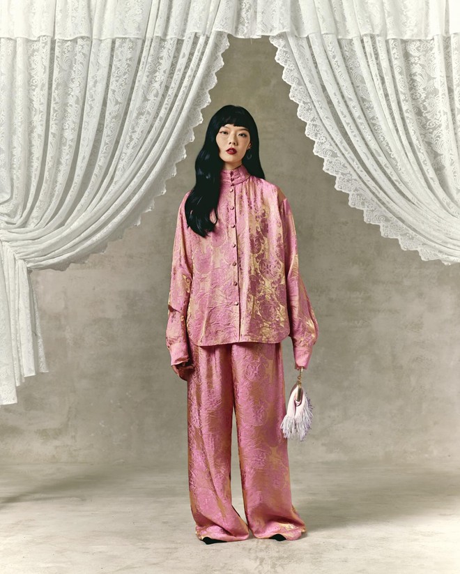 &Aacute;o b&agrave; ba lụa gấm chiếm lĩnh thị trường Tết 2026: Cuộc cạnh tranh mới của c&aacute;c local brand Việt- Ảnh 11.