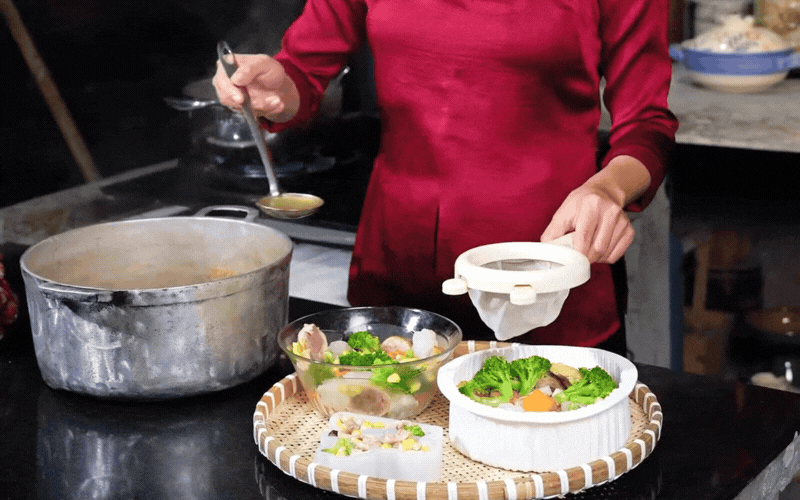 Đặc sản nỗi nhớ g&oacute;i tr&ograve;n trong b&aacute;t thịt đ&ocirc;ng trong veo: M&oacute;n ăn "lạnh" nhưng sưởi ấm cả m&ugrave;a đo&agrave;n vi&ecirc;n- Ảnh 19.