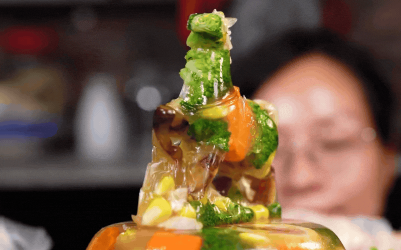 Đặc sản nỗi nhớ g&oacute;i tr&ograve;n trong b&aacute;t thịt đ&ocirc;ng trong veo: M&oacute;n ăn "lạnh" nhưng sưởi ấm cả m&ugrave;a đo&agrave;n vi&ecirc;n- Ảnh 6.