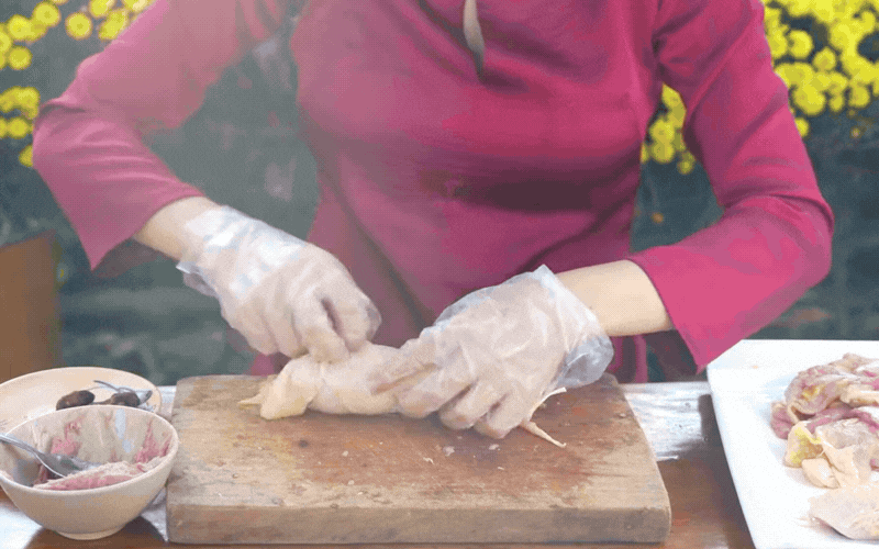 Đặc sản nỗi nhớ g&oacute;i tr&ograve;n trong b&aacute;t thịt đ&ocirc;ng trong veo: M&oacute;n ăn "lạnh" nhưng sưởi ấm cả m&ugrave;a đo&agrave;n vi&ecirc;n- Ảnh 9.