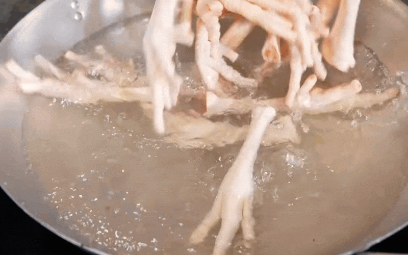 Đặc sản nỗi nhớ g&oacute;i tr&ograve;n trong b&aacute;t thịt đ&ocirc;ng trong veo: M&oacute;n ăn "lạnh" nhưng sưởi ấm cả m&ugrave;a đo&agrave;n vi&ecirc;n- Ảnh 13.