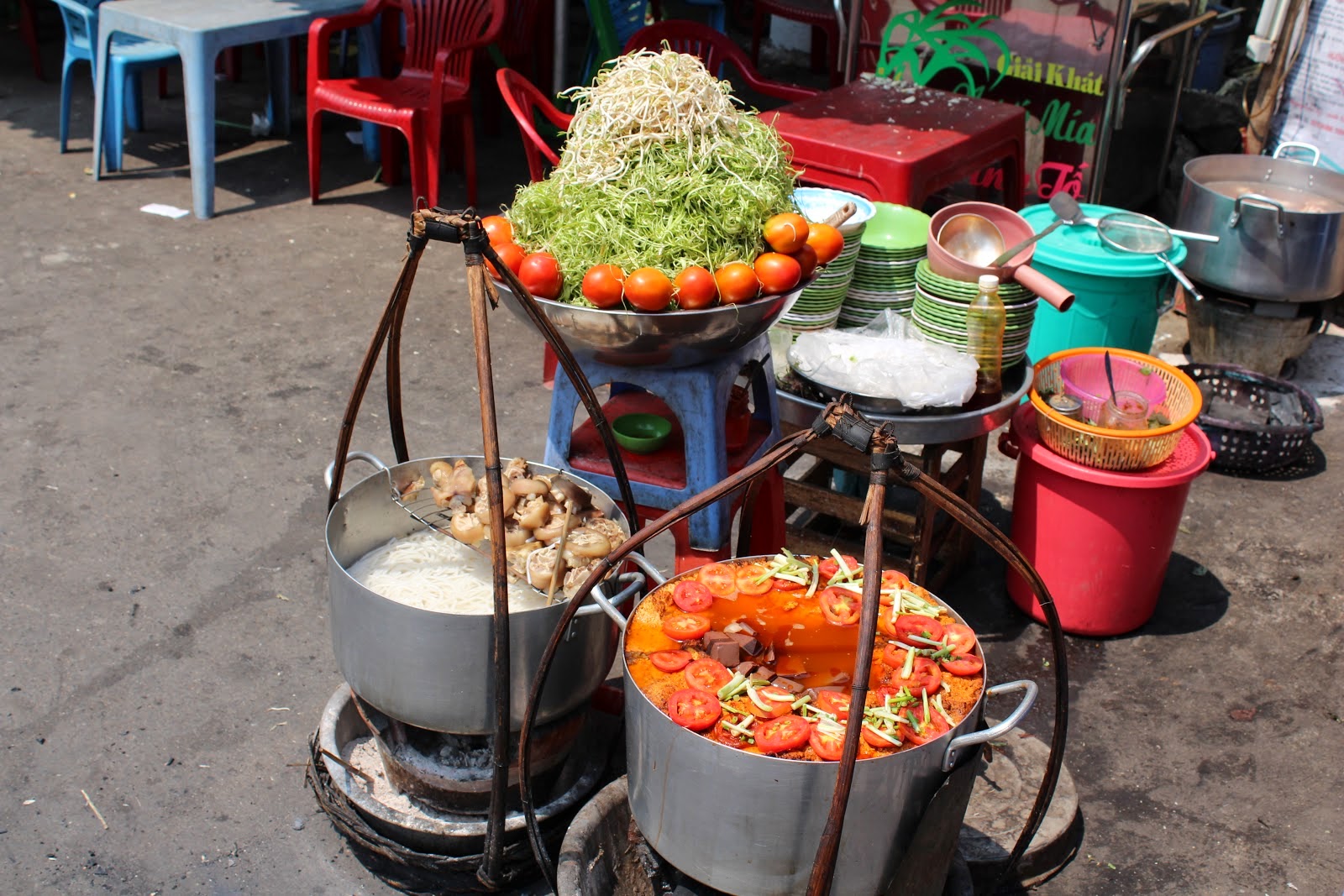 Bộ Y tế: Kh&ocirc;ng d&ugrave;ng găng tay khi tiếp x&uacute;c trực tiếp thực phẩm ch&iacute;n, chủ qu&aacute;n c&oacute; thể bị phạt đến 1 triệu đồng- Ảnh 1.