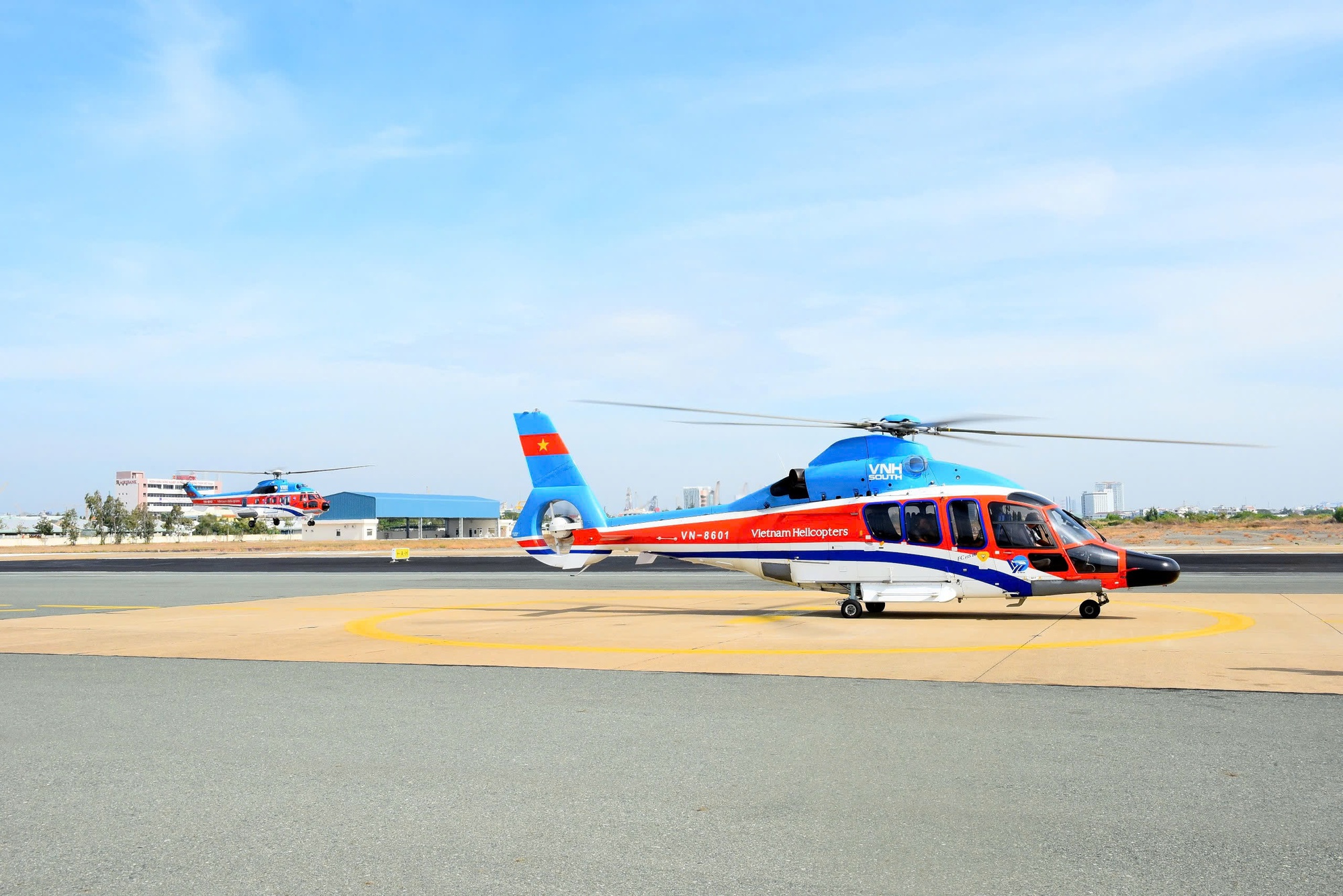 Tour trực thăng ngắm TPHCM c&oacute; g&igrave;, gi&aacute; ra sao?- Ảnh 1.