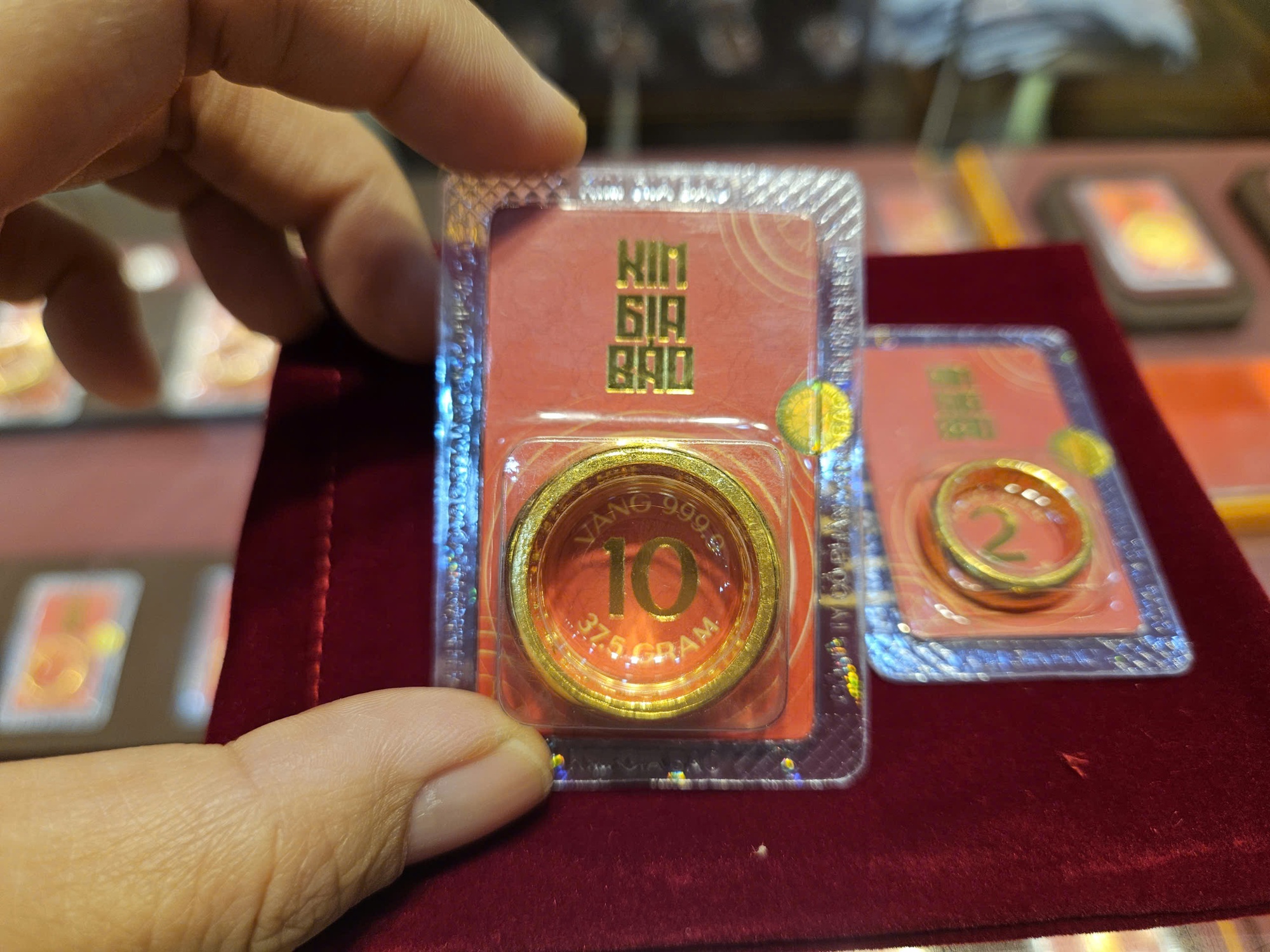 S&aacute;ng 10-2, gi&aacute; v&agrave;ng miếng SJC vẫn cao hơn gi&aacute; v&agrave;ng thế giới 22 triệu đồng/lượng- Ảnh 1.