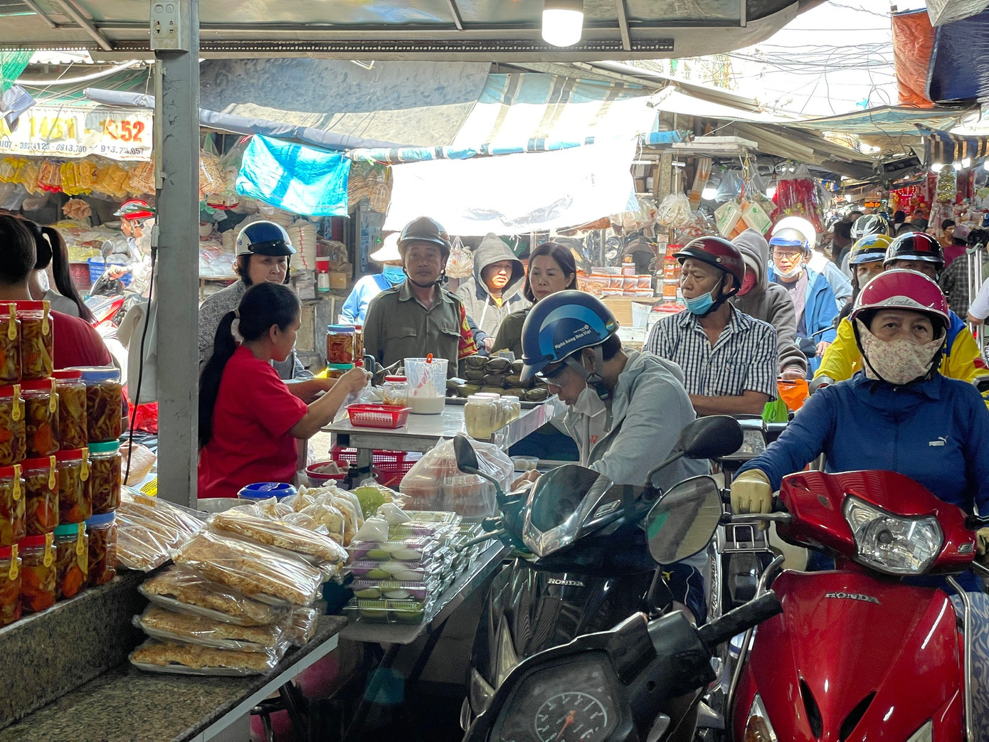 C&aacute; ch&eacute;p '2 &ocirc;ng 1 b&agrave;' ng&oacute;ng kh&aacute;ch- Ảnh 8.