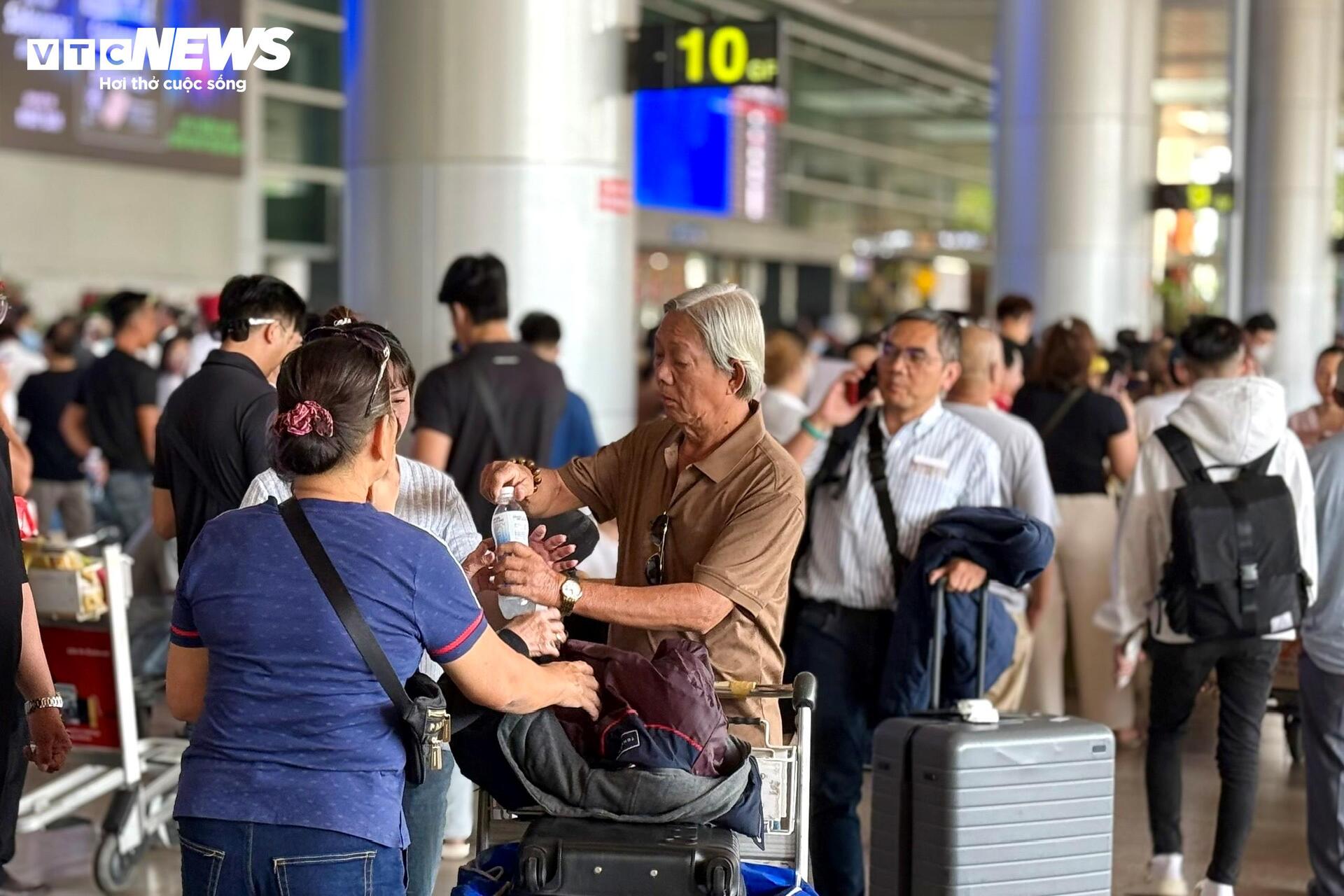 S&acirc;n bay T&acirc;n Sơn Nhất đ&ocirc;ng nghịt người đ&oacute;n kiều b&agrave;o về qu&ecirc; ăn Tết- Ảnh 10.