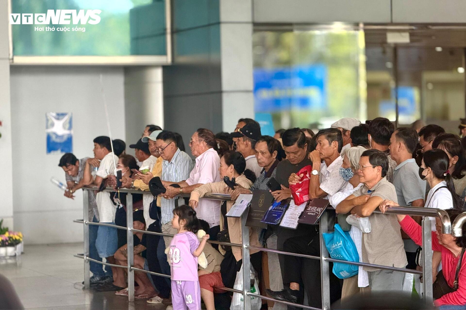 S&acirc;n bay T&acirc;n Sơn Nhất đ&ocirc;ng nghịt người đ&oacute;n kiều b&agrave;o về qu&ecirc; ăn Tết- Ảnh 3.