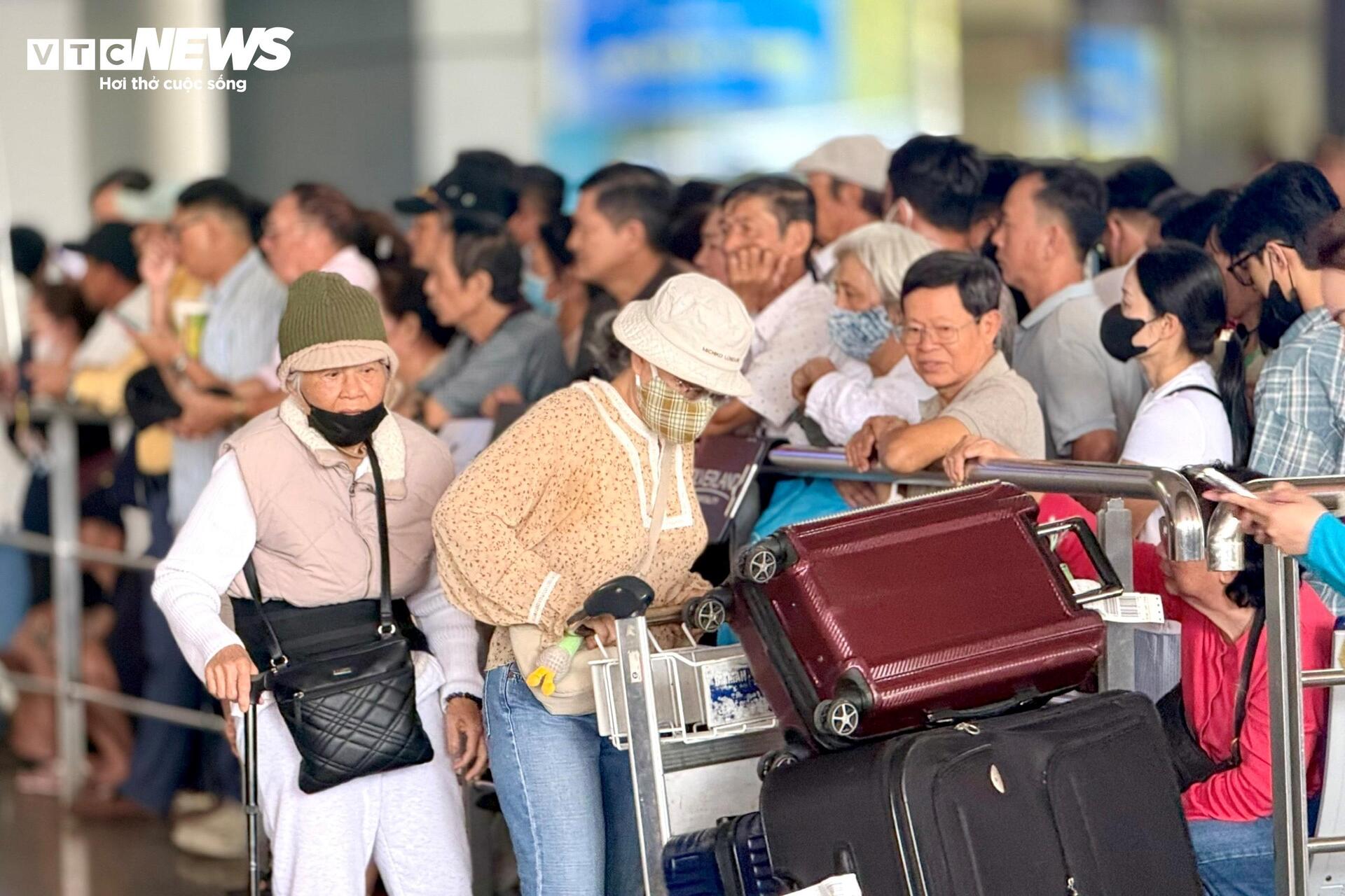 S&acirc;n bay T&acirc;n Sơn Nhất đ&ocirc;ng nghịt người đ&oacute;n kiều b&agrave;o về qu&ecirc; ăn Tết- Ảnh 9.