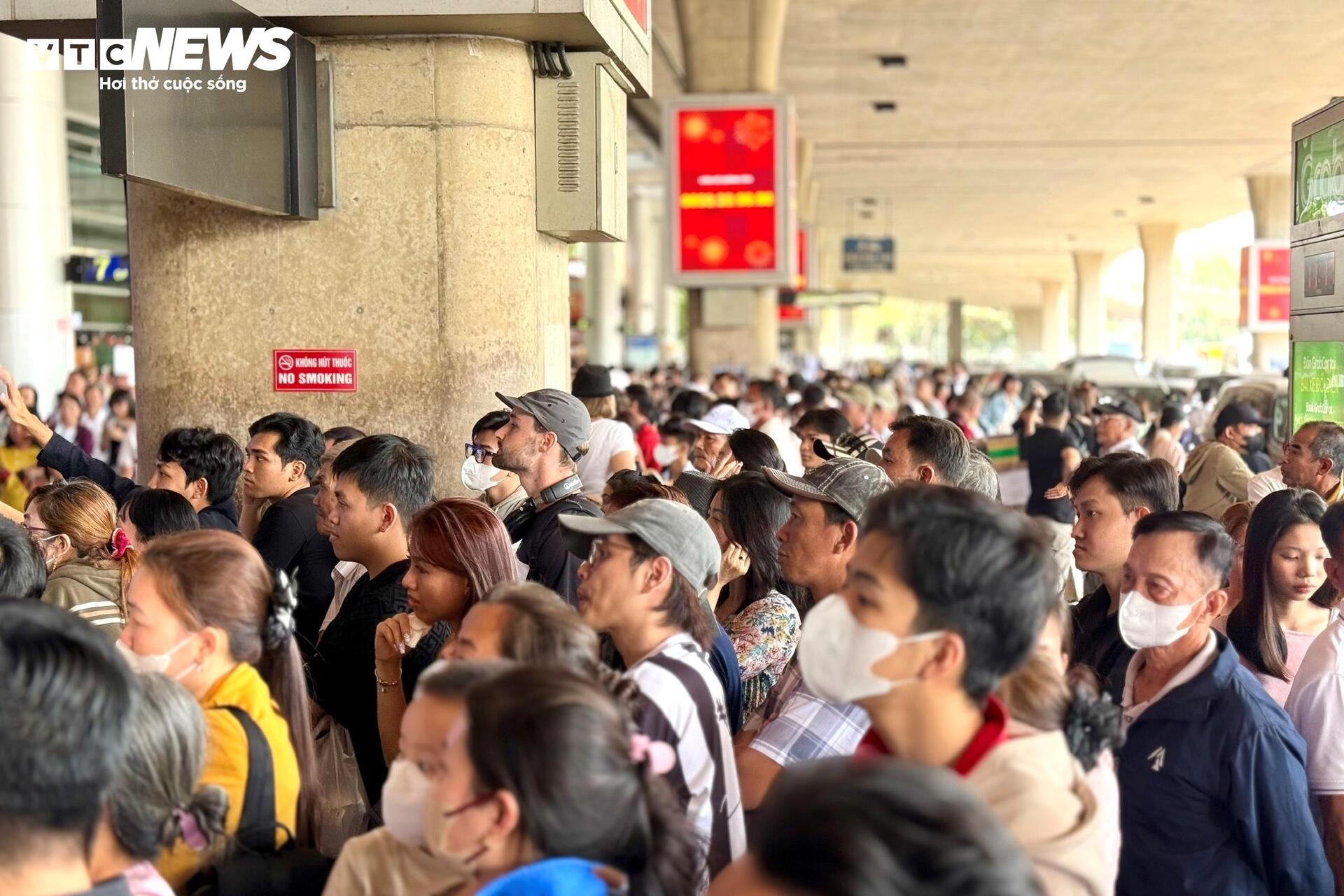 S&acirc;n bay T&acirc;n Sơn Nhất đ&ocirc;ng nghịt người đ&oacute;n kiều b&agrave;o về qu&ecirc; ăn Tết- Ảnh 2.