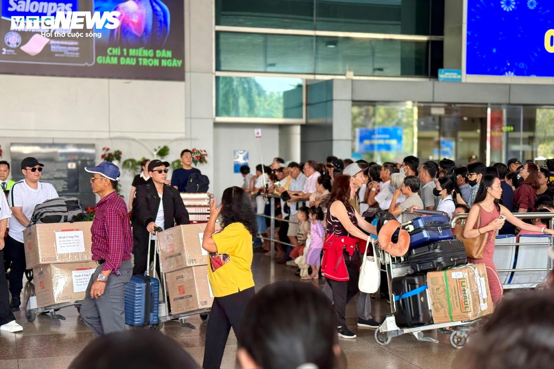 S&acirc;n bay T&acirc;n Sơn Nhất đ&ocirc;ng nghịt người đ&oacute;n kiều b&agrave;o về qu&ecirc; ăn Tết- Ảnh 8.