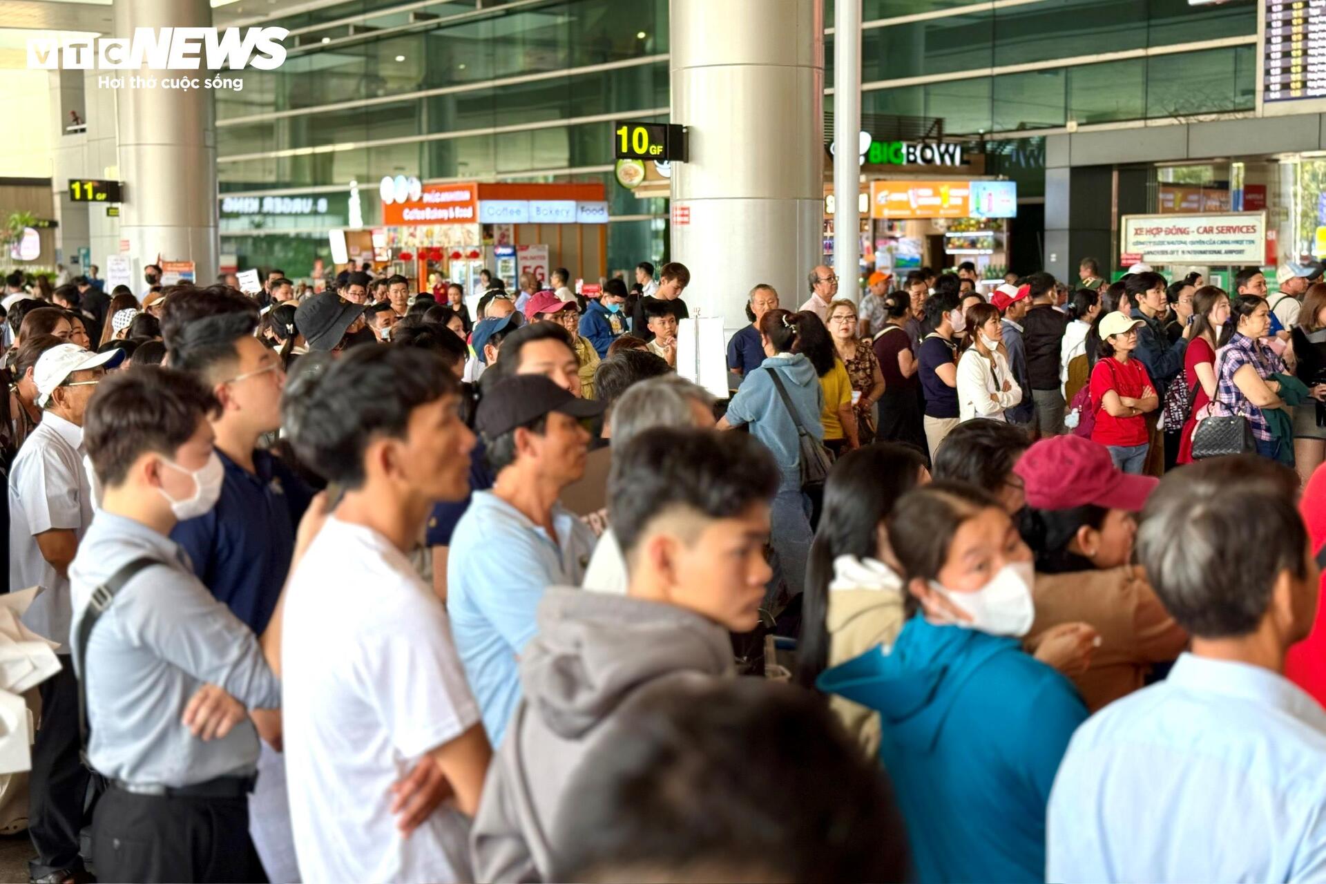 S&acirc;n bay T&acirc;n Sơn Nhất đ&ocirc;ng nghịt người đ&oacute;n kiều b&agrave;o về qu&ecirc; ăn Tết- Ảnh 1.