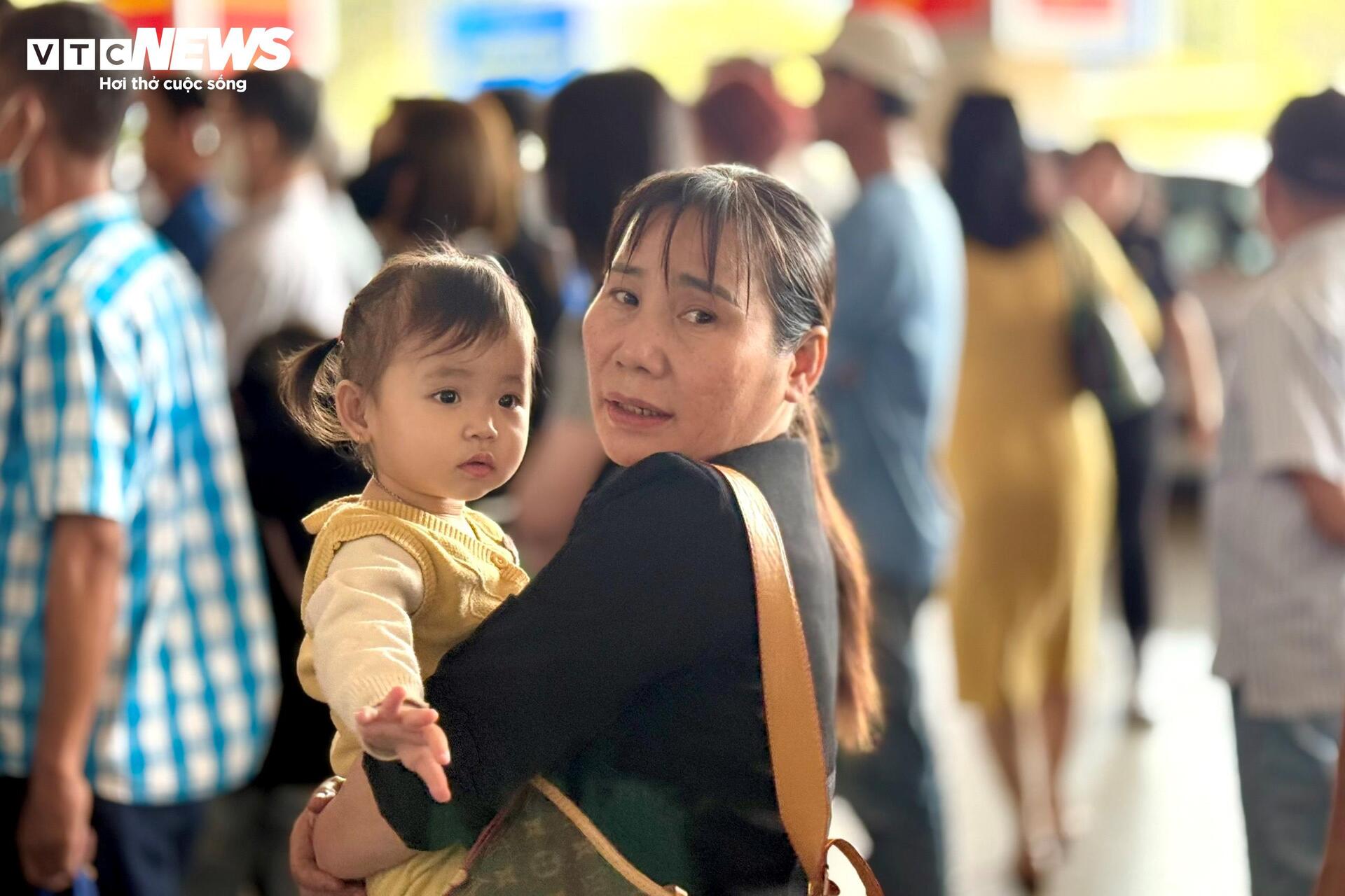 S&acirc;n bay T&acirc;n Sơn Nhất đ&ocirc;ng nghịt người đ&oacute;n kiều b&agrave;o về qu&ecirc; ăn Tết- Ảnh 5.