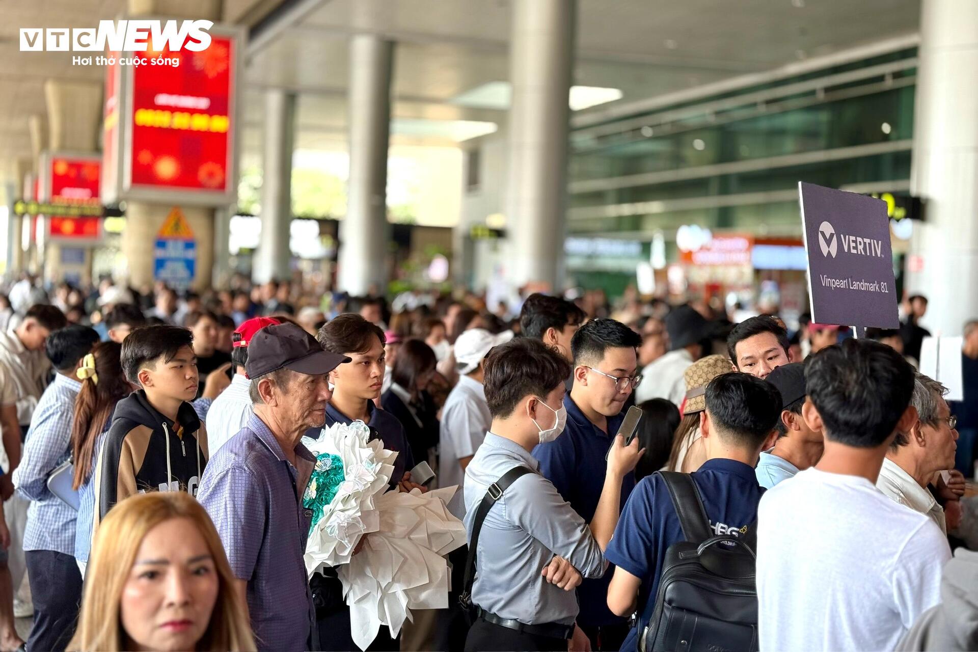 S&acirc;n bay T&acirc;n Sơn Nhất đ&ocirc;ng nghịt người đ&oacute;n kiều b&agrave;o về qu&ecirc; ăn Tết- Ảnh 4.