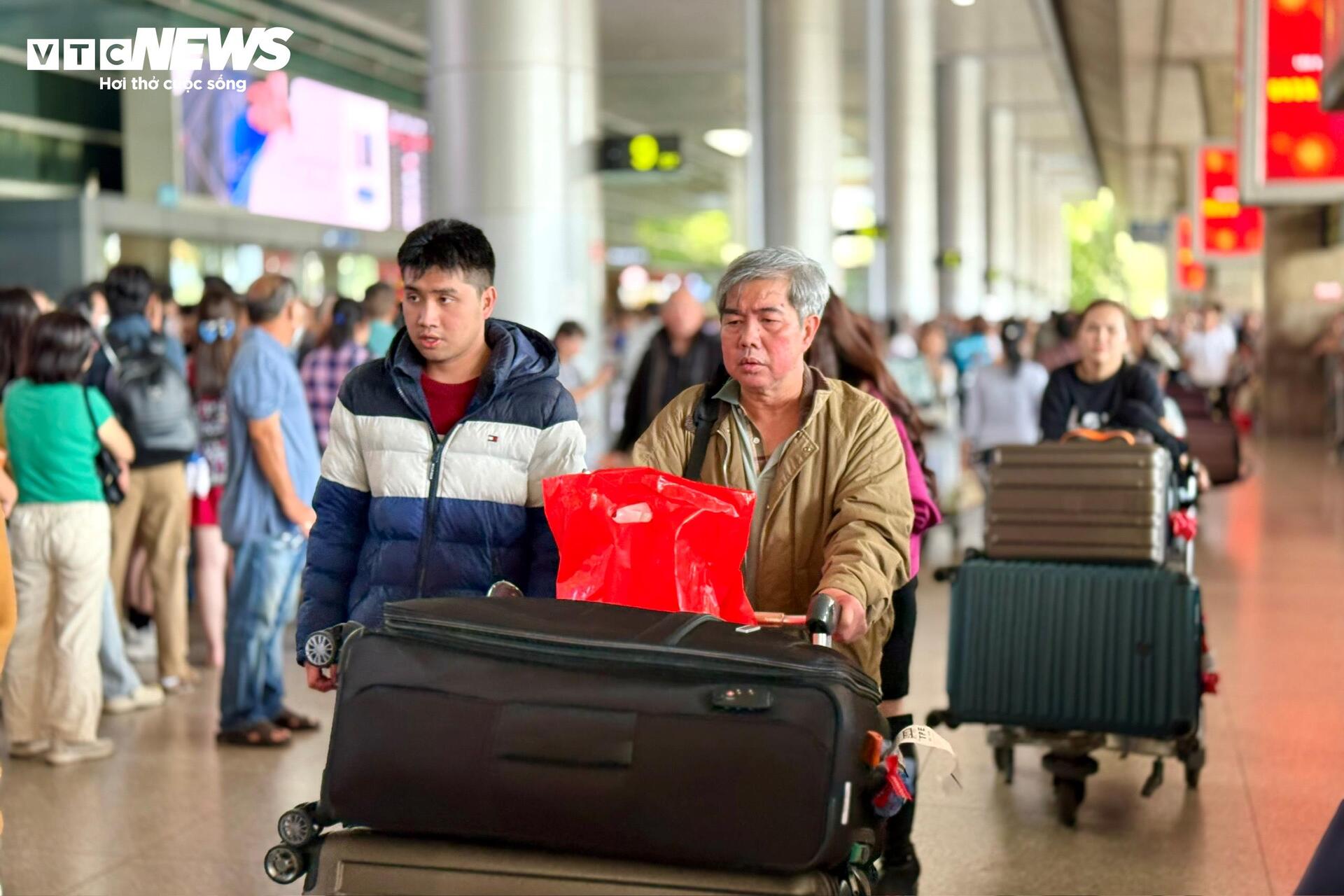 S&acirc;n bay T&acirc;n Sơn Nhất đ&ocirc;ng nghịt người đ&oacute;n kiều b&agrave;o về qu&ecirc; ăn Tết- Ảnh 11.