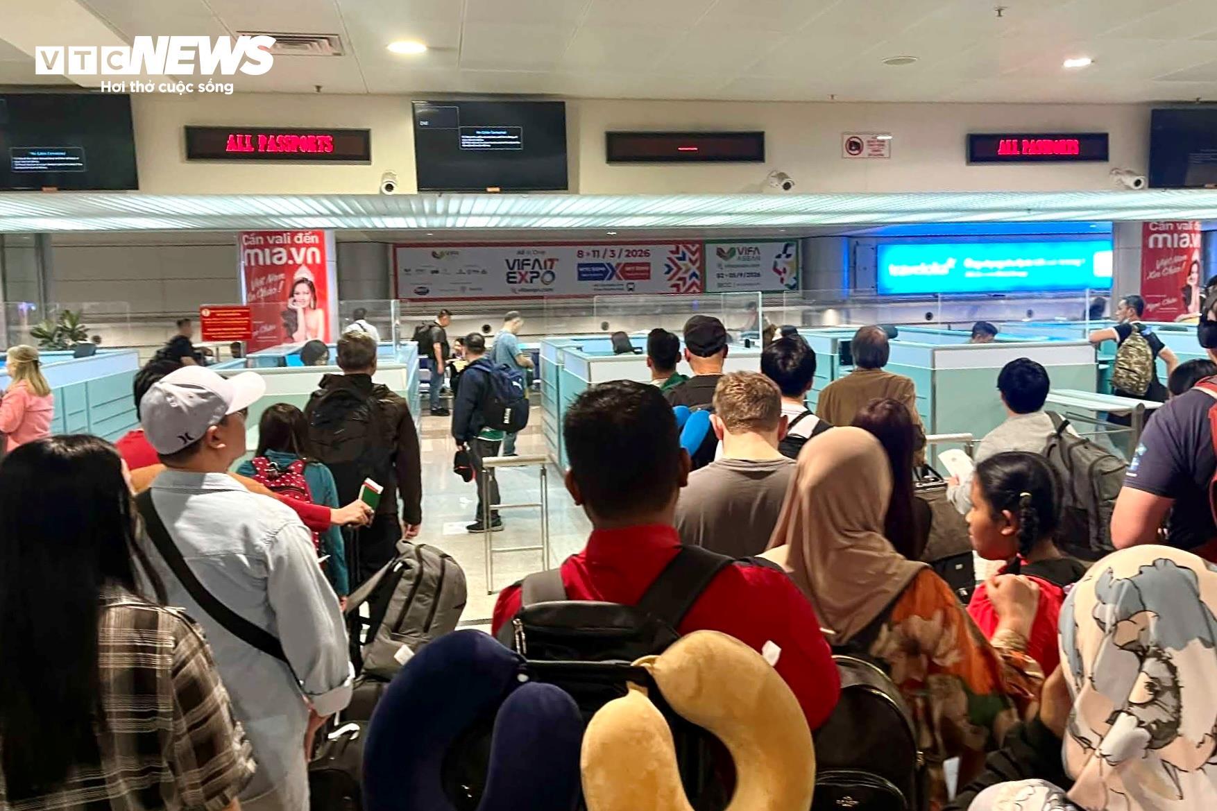 S&acirc;n bay T&acirc;n Sơn Nhất đ&ocirc;ng nghịt người đ&oacute;n kiều b&agrave;o về qu&ecirc; ăn Tết- Ảnh 6.