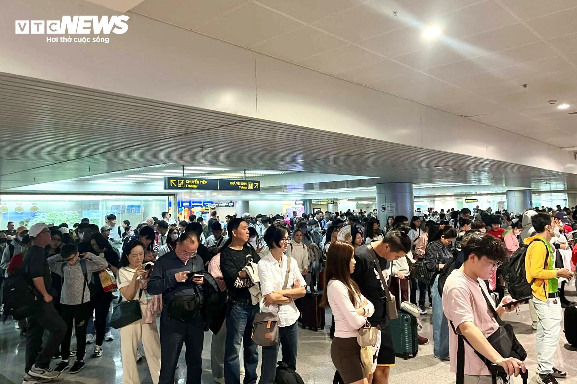 S&acirc;n bay T&acirc;n Sơn Nhất đ&ocirc;ng nghịt người đ&oacute;n kiều b&agrave;o về qu&ecirc; ăn Tết- Ảnh 7.