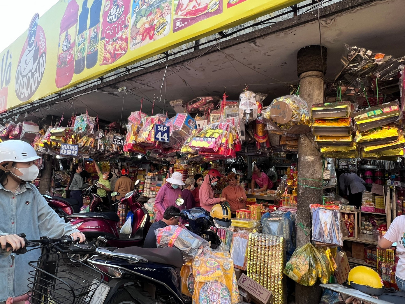 C&aacute; ch&eacute;p '2 &ocirc;ng 1 b&agrave;' ng&oacute;ng kh&aacute;ch- Ảnh 7.