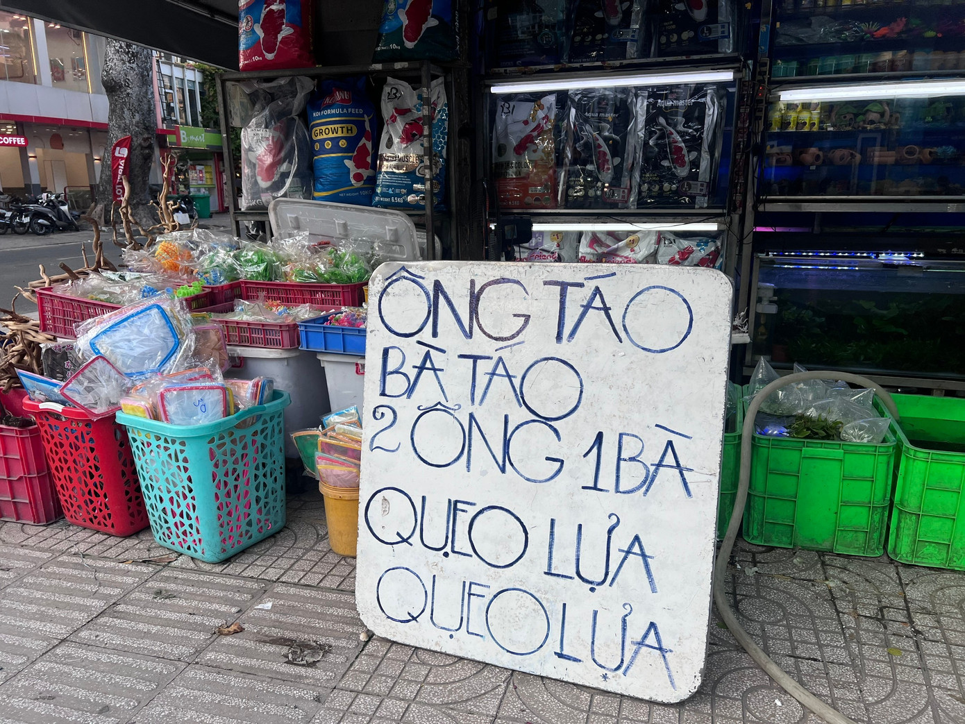 C&aacute; ch&eacute;p '2 &ocirc;ng 1 b&agrave;' ng&oacute;ng kh&aacute;ch- Ảnh 1.