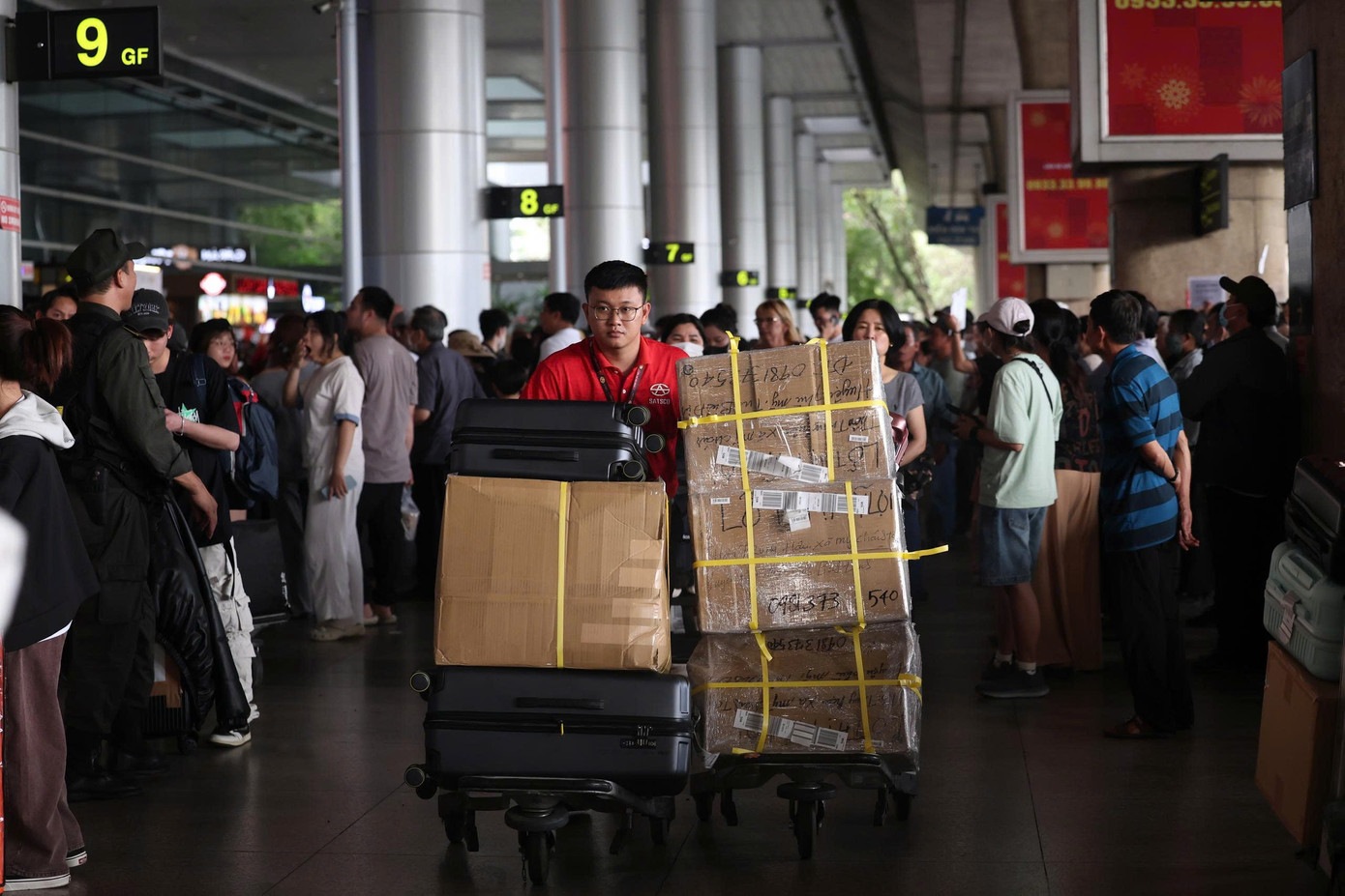 Ga quốc tế s&acirc;n bay T&acirc;n Sơn Nhất nườm nượp đ&oacute;n đưa người th&acirc;n về ăn Tết- Ảnh 10.
