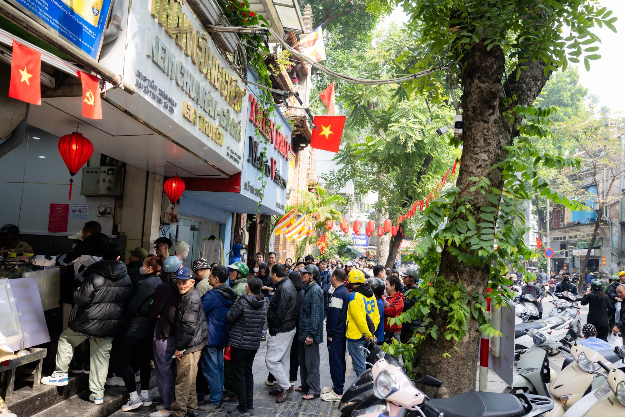 Xếp h&agrave;ng cả trăm m&eacute;t mua nem chua ở H&agrave; Nội: Người phải chờ 50 kh&aacute;ch, kẻ được 